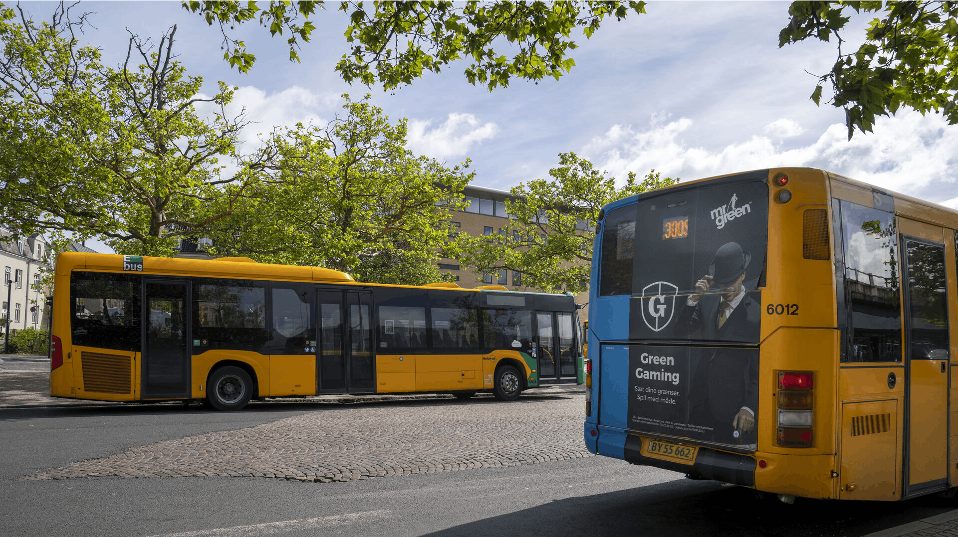 En 50-årig buschauffør er sigtet for spiritus- og vanvidskørsel på en motorvej. Lørdag fremstilles manden for en dommer. (Busserne på billedet har ingen relation til hændelsen)