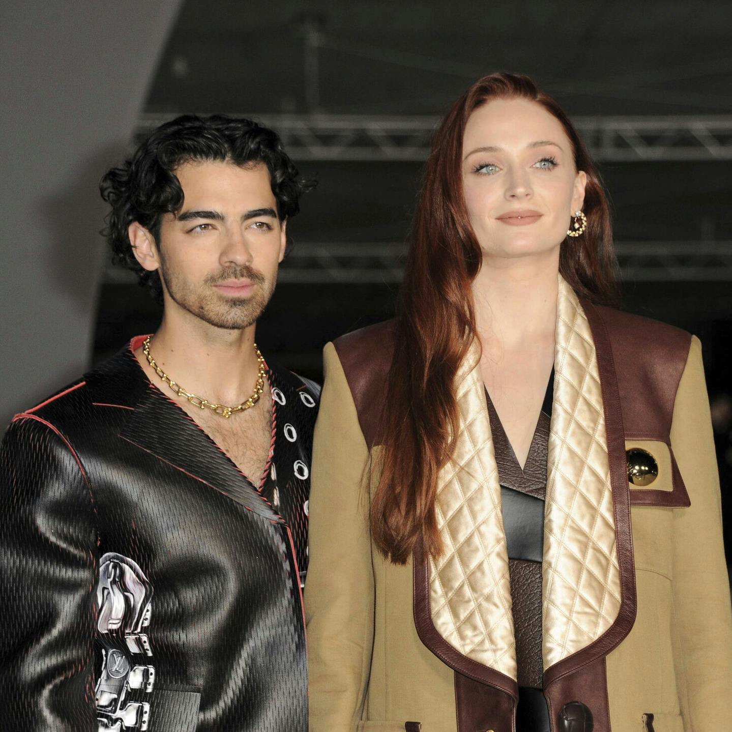Under en optagelse til tv-serien "Joan", kysser Sophie Turner på kollegaen Frank Dillane.