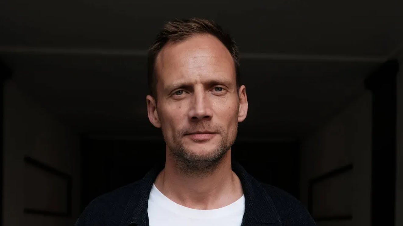 Adam Dyrvig Tatt blev først anholdt, hvorefter han modtog peberspray og lagt i asfalten. 