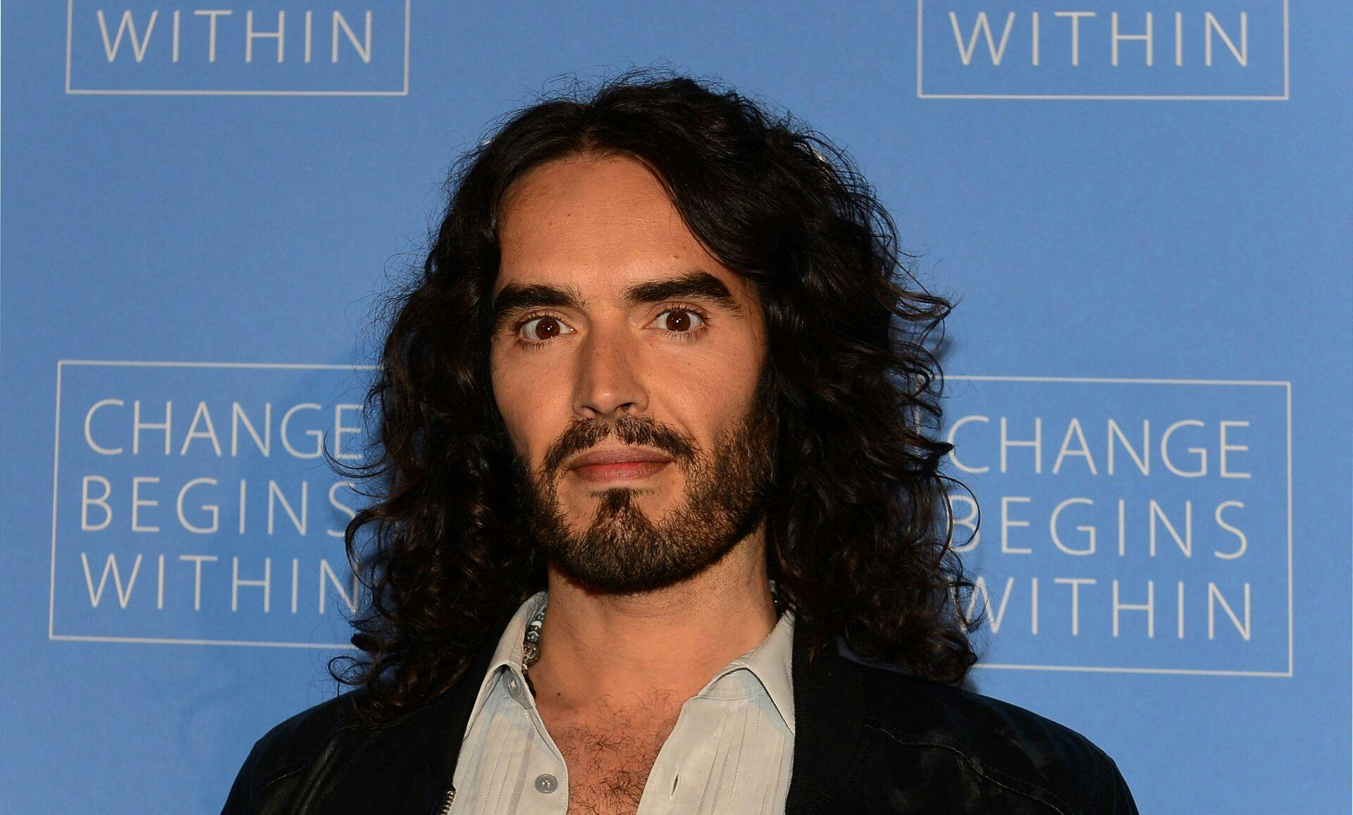 Russell Brand afviser alle anklager om voldtægt og seksuelle overgreb.