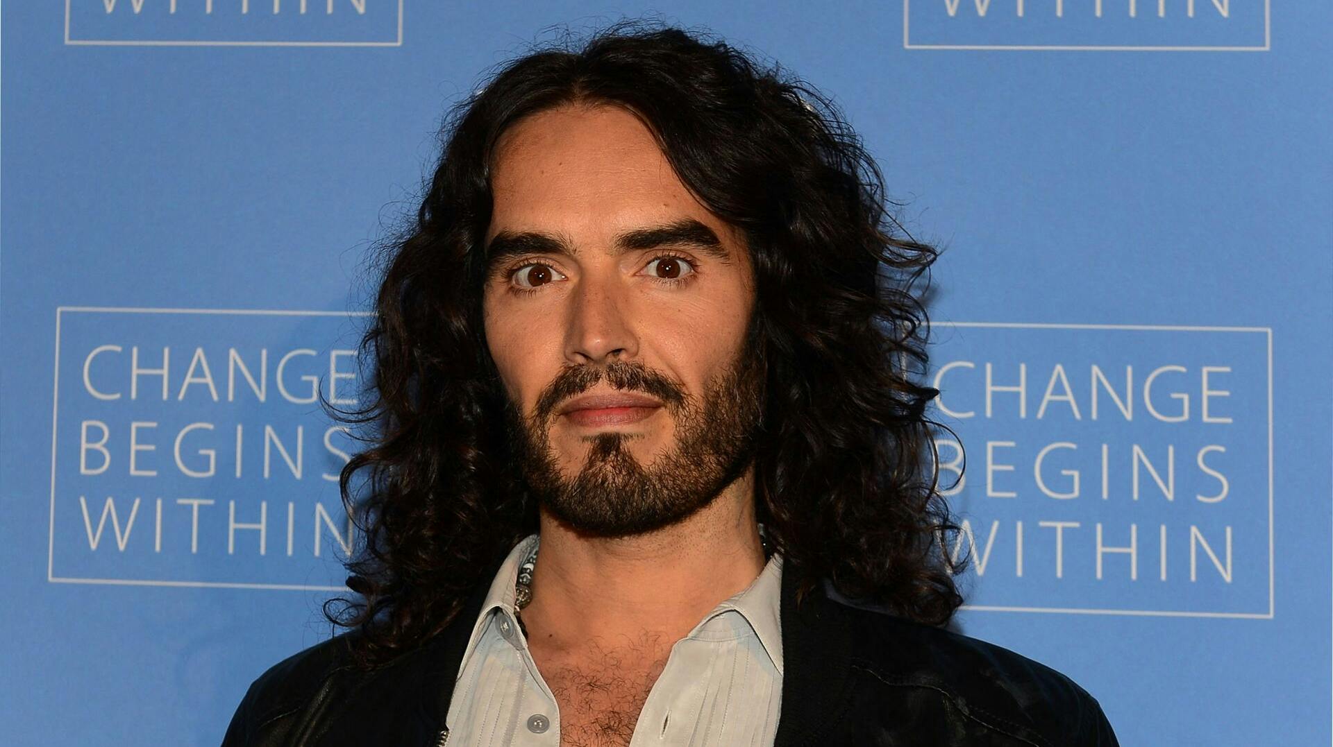Russell Brand afviser alle anklager om voldtægt og seksuelle overgreb.