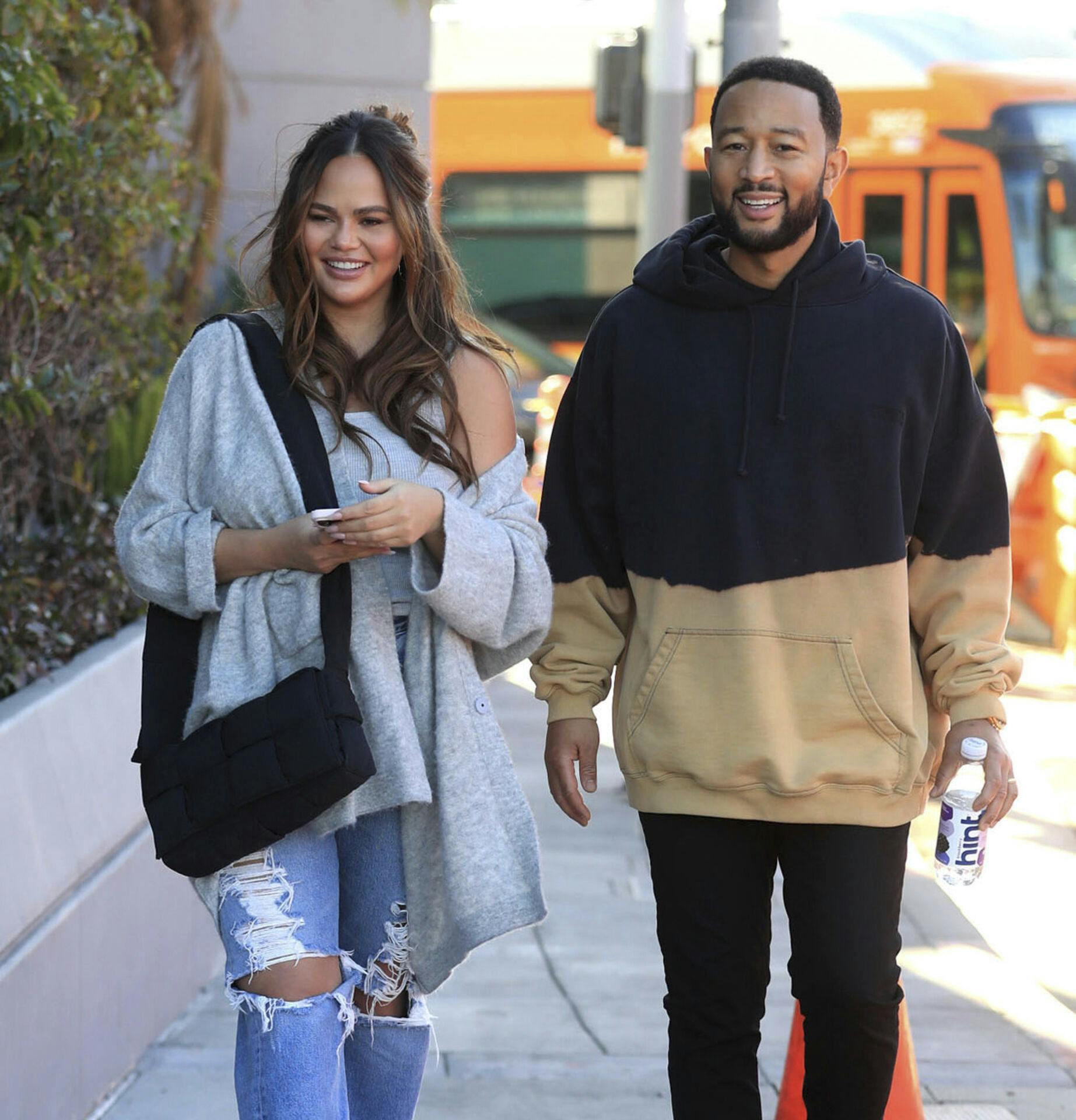 10 år efter bryllup: John Legend og Chrissy Teigen fornyer deres løfter |  SE og HØR