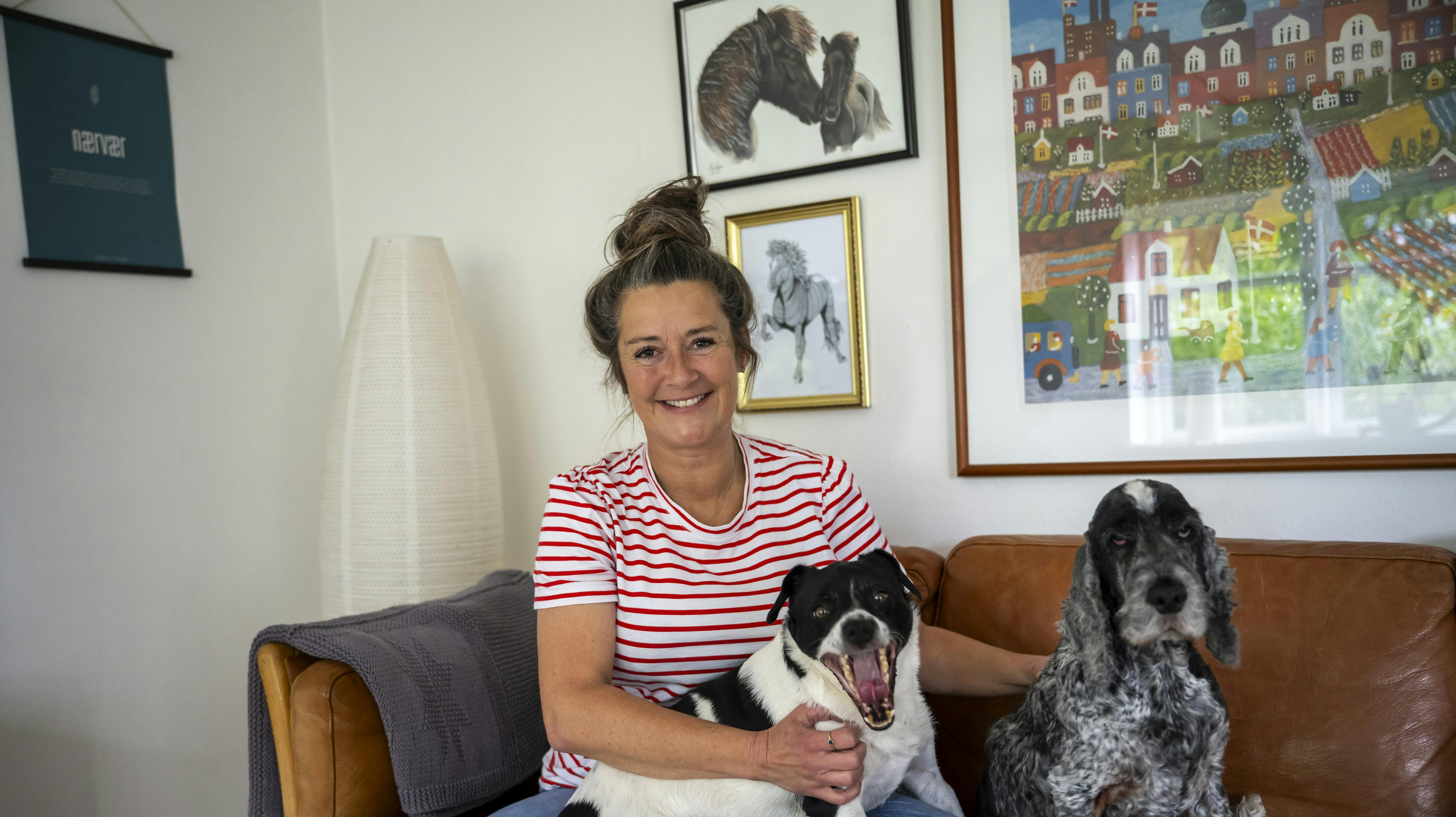 Sanne er ked af, at hun aldrig har fået børn. Men hendes to hunde, Hugo og Anker, nyder godt af det.