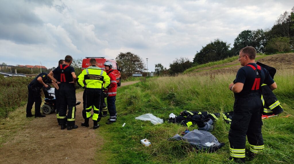 Redningsfolk fik kvinden og hendes kørestol op, men desværre døde hun senere.