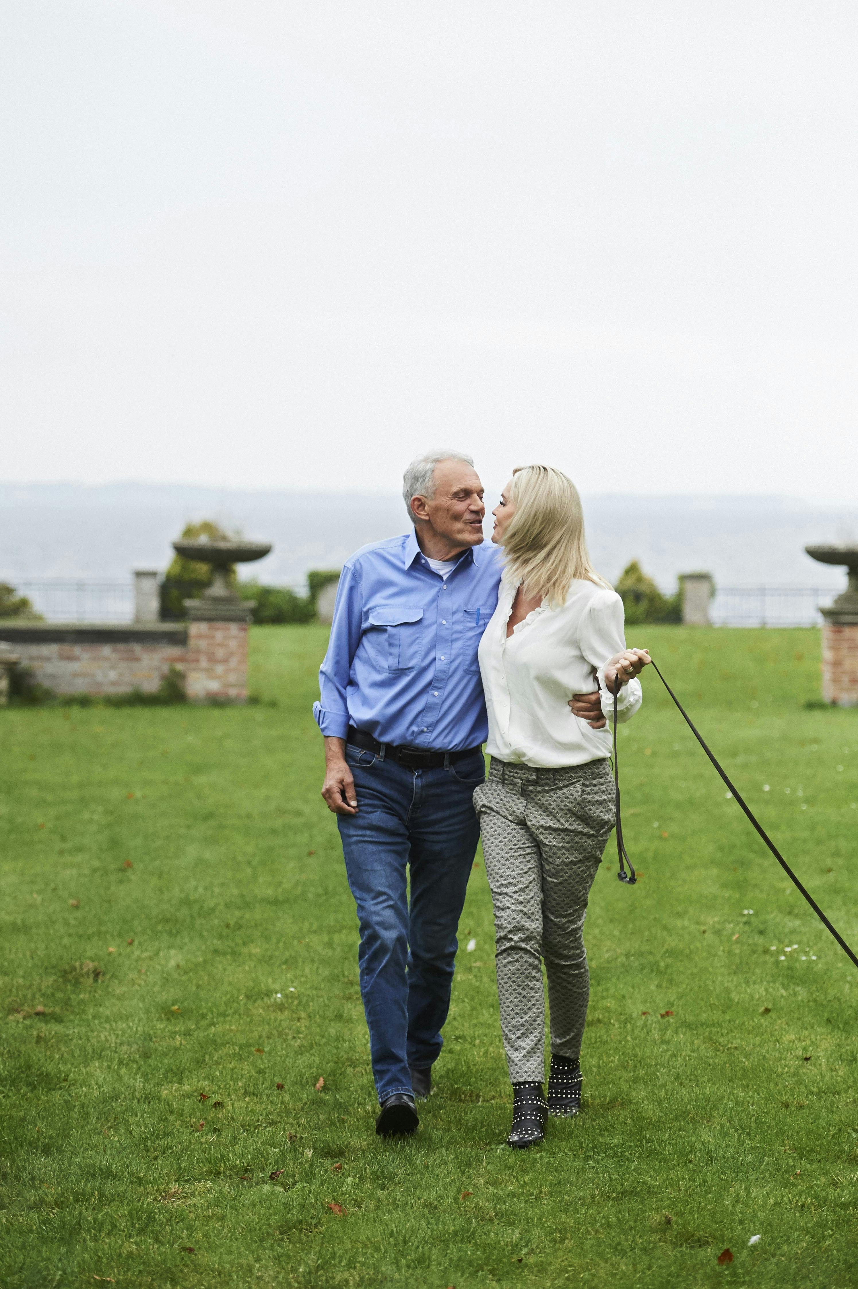 Karsten og Janni nyder hinanden og det skønne palæ. Men det er også meget stort til familien, der lige nu kæmper med følgerne af Karstens demenssygdom.