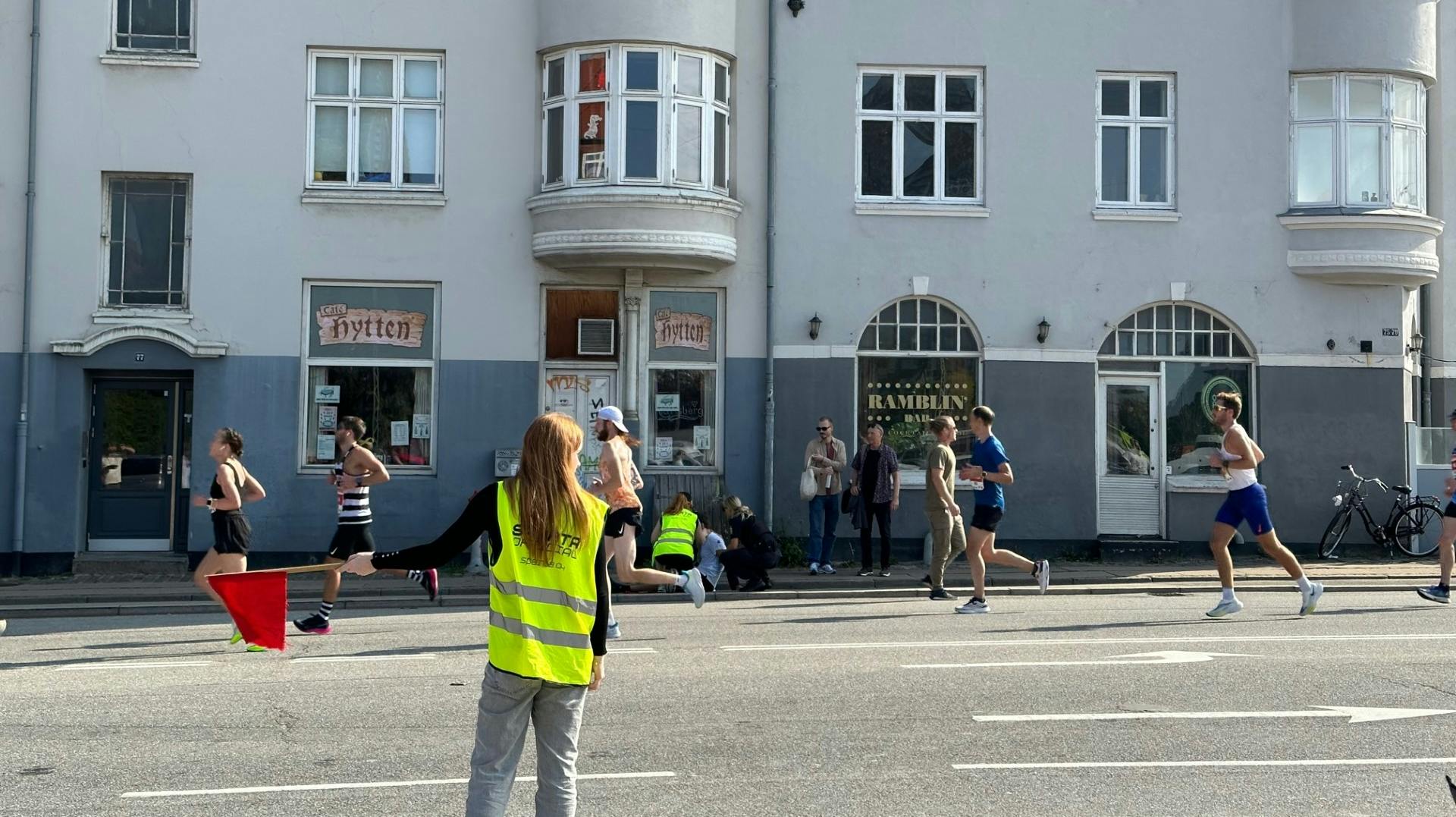 Her hjælpes en af de mange løbere.