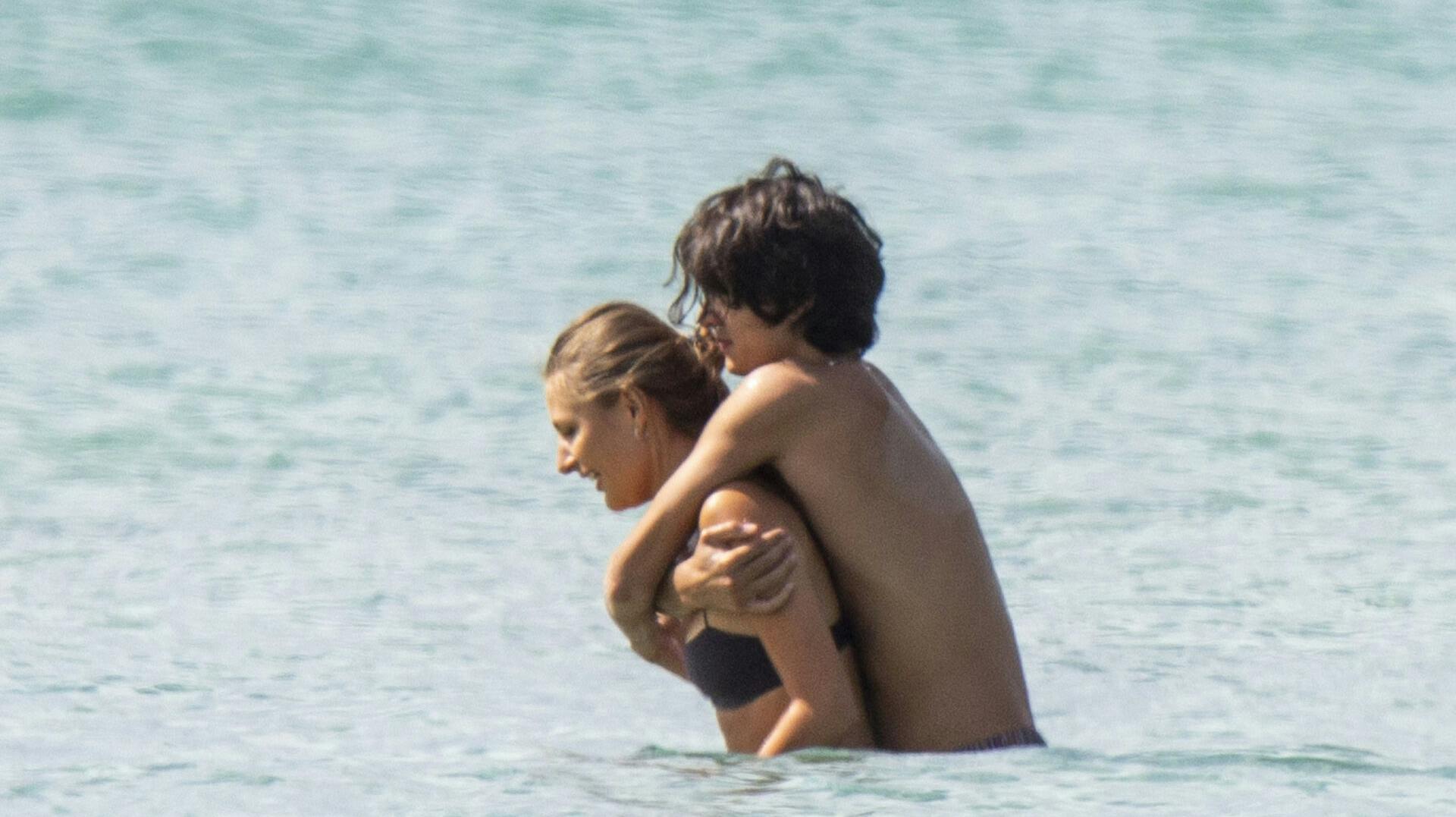 Det er egentlig vinter på klodens sydlige halvkugle, men grev Nikolai, 124, og Benedikte Thoustrup, 24, boltrede sig i bølgerne som et par forårskåde teenagere.