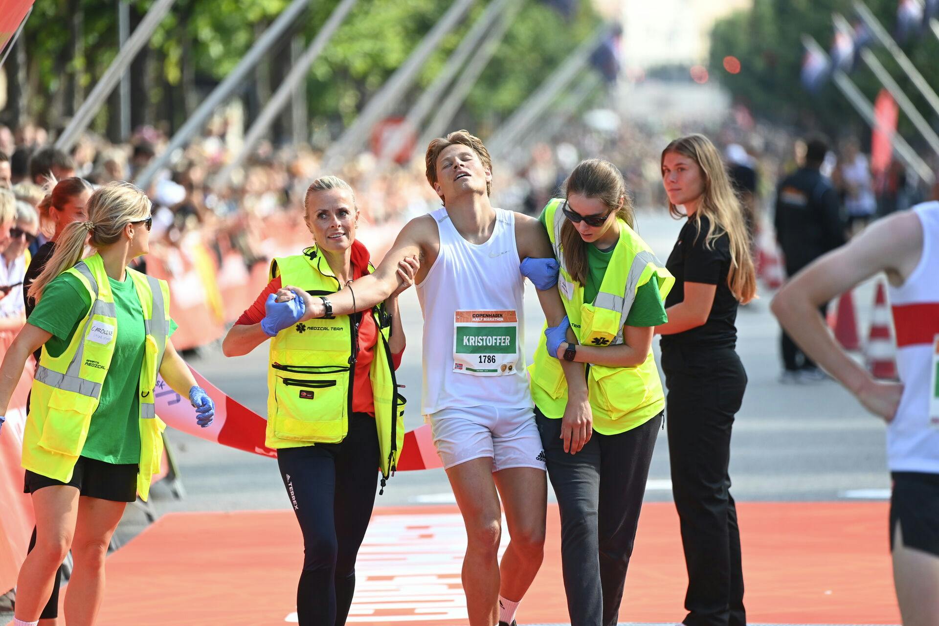 Der har været kritik af håndteringen af de mange løbere, der kollapsede under søndags halvmarathon i København.