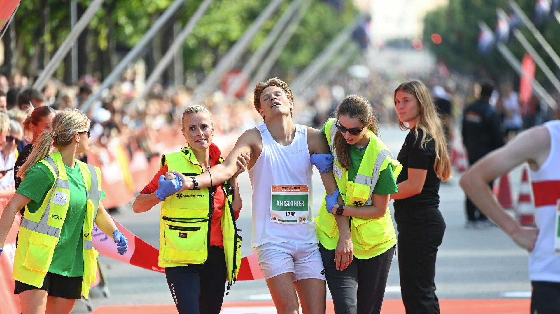 Der har været kritik af håndteringen af de mange løbere, der kollapsede under søndags halvmarathon i København.