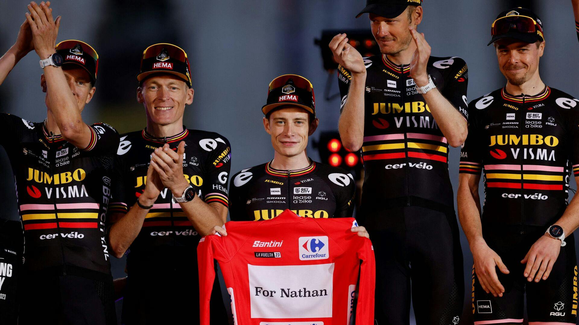 Jonas Vingegaard og Team Jumbo-Visma havde Nathan Van Hooydonck "med" på podiet i Madrid, da de lod sig hylde som vinderne af holdkonkurrencen.
