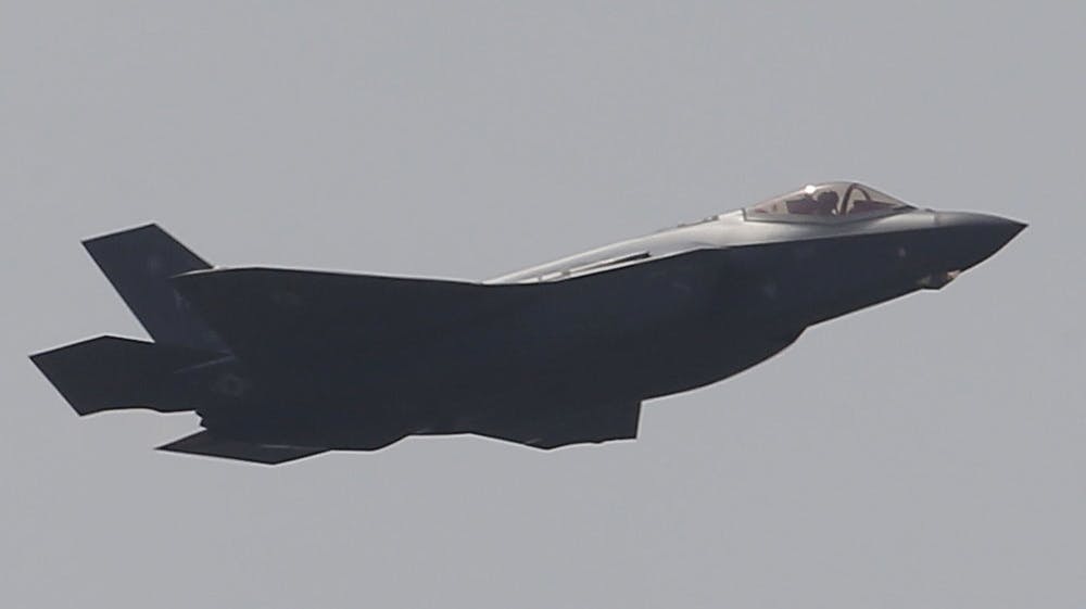 F-35 er konstrueret på en måde, så radarenergien enten bliver dæmpet eller sendt i andre retninger end tilbage til den fjendtlige radar.