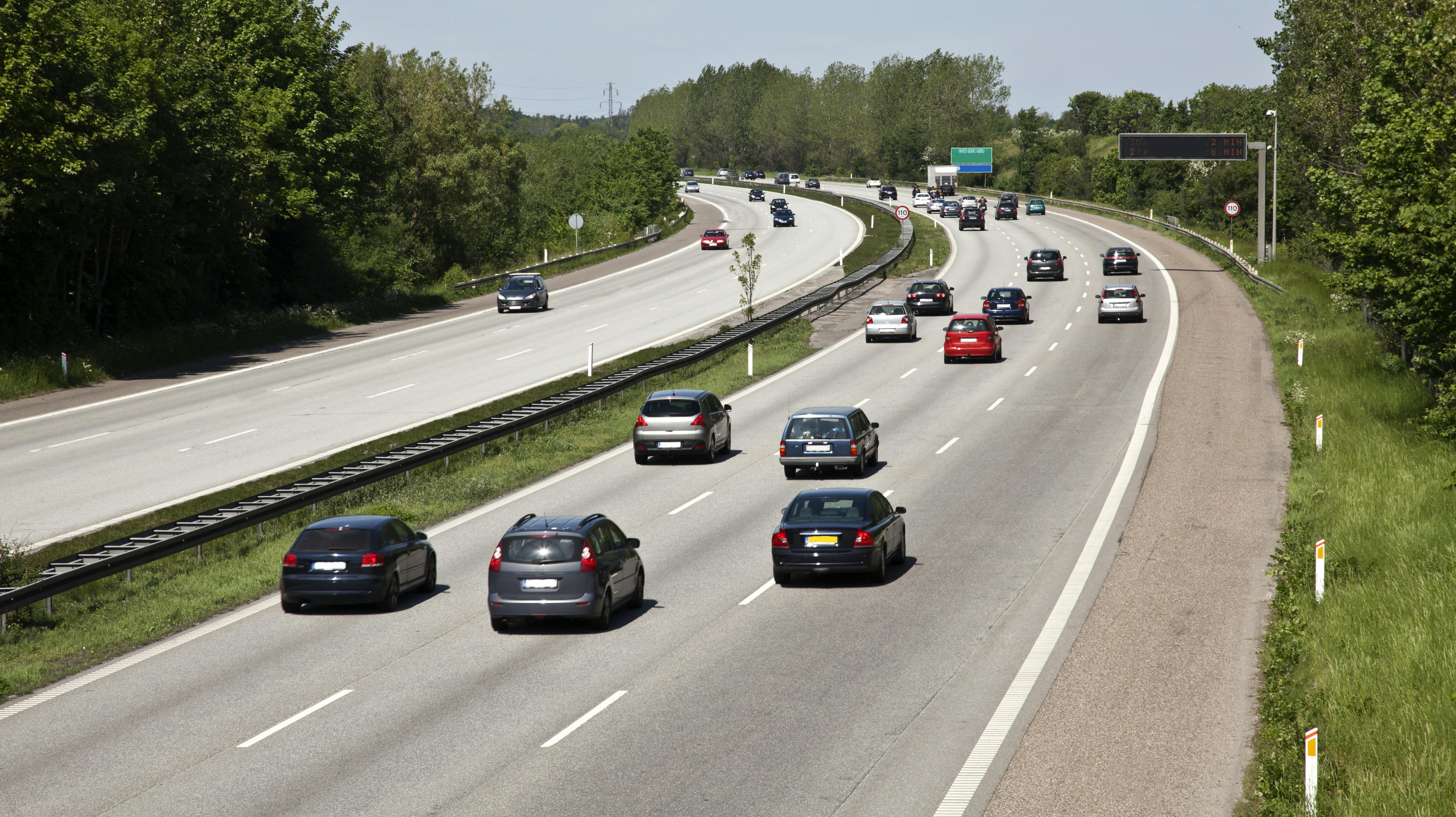En mand blev søndag aften smidt af midt på motorvejen af sin kone.