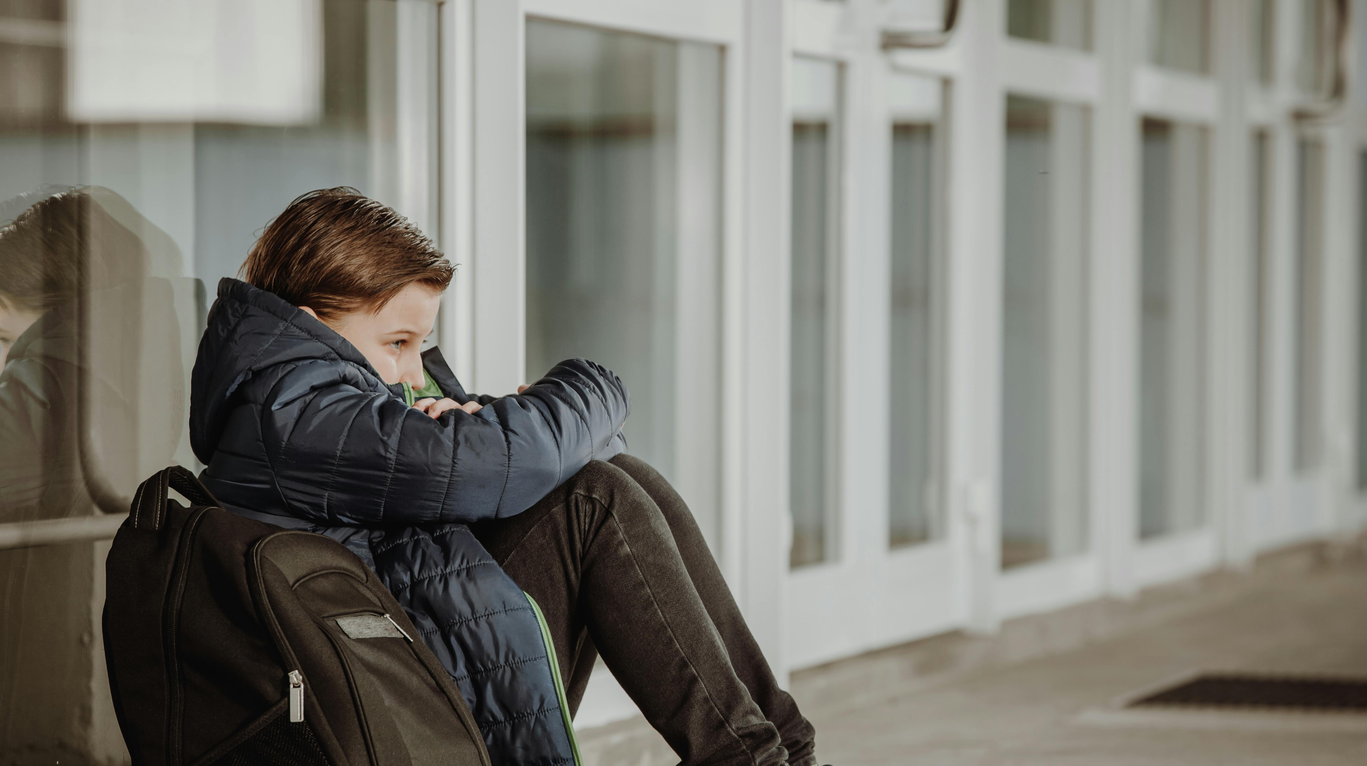 En 11-årig dreng blev voldtaget af en klassekammerat i skolen – alligevel vil skolen ikke flytte gerningsmanden til en anden klasse.