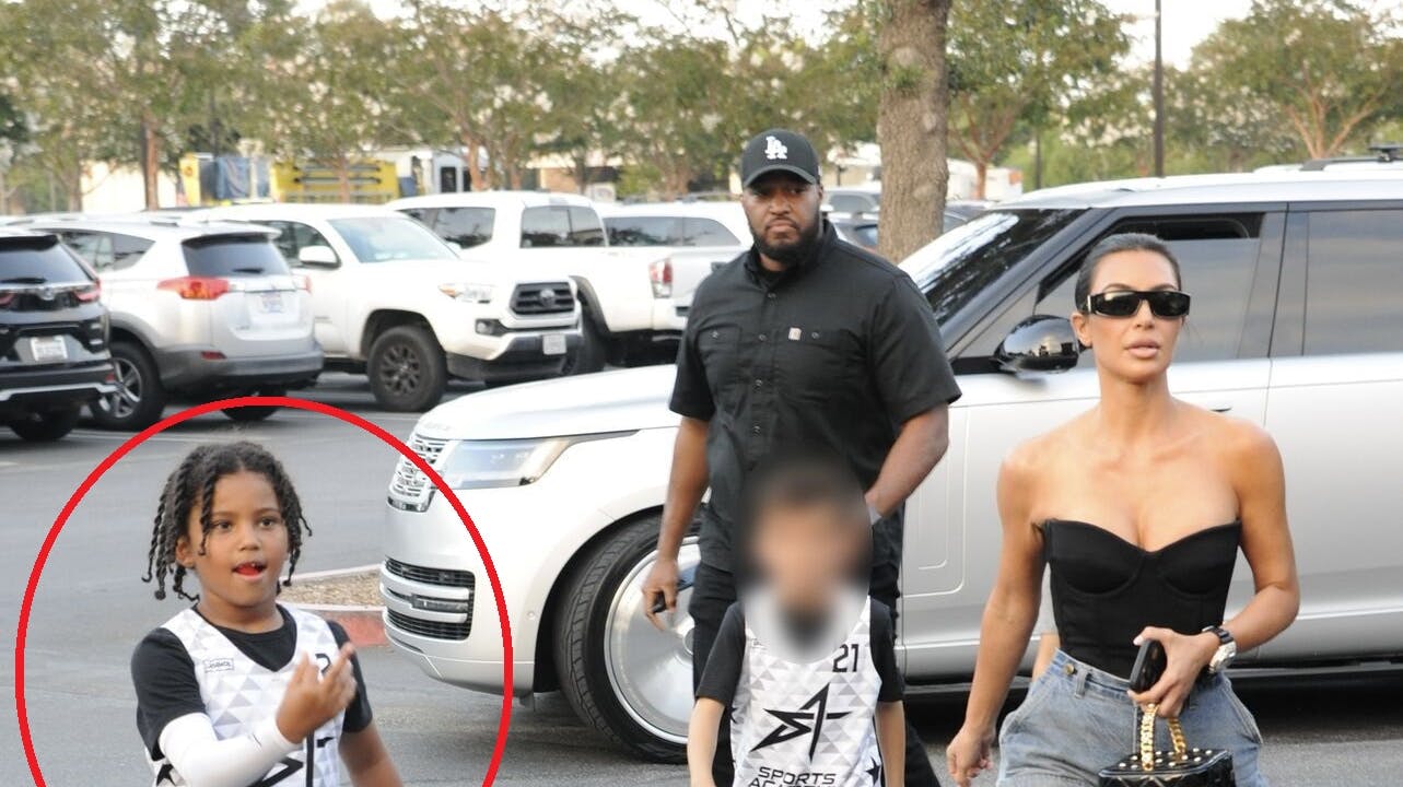 Kim Kardashian blev nødt til at hive fat i sin søn, Saint, da han forleden hev en fuckfinger frem og gav den til paparazzifotograferne.