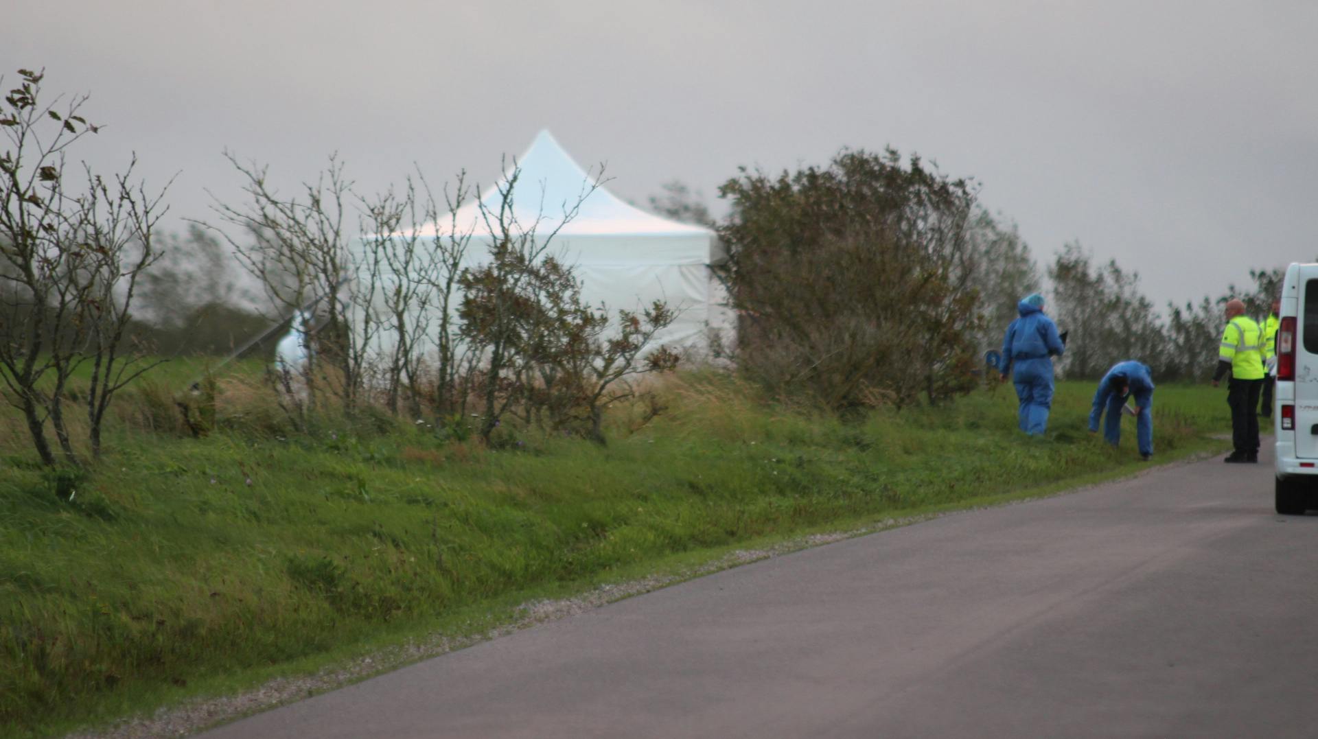 Politiet arbejder lige nu ved et gerningssted øst for Ringkøbing, efter en kvinde er fundet død i området.