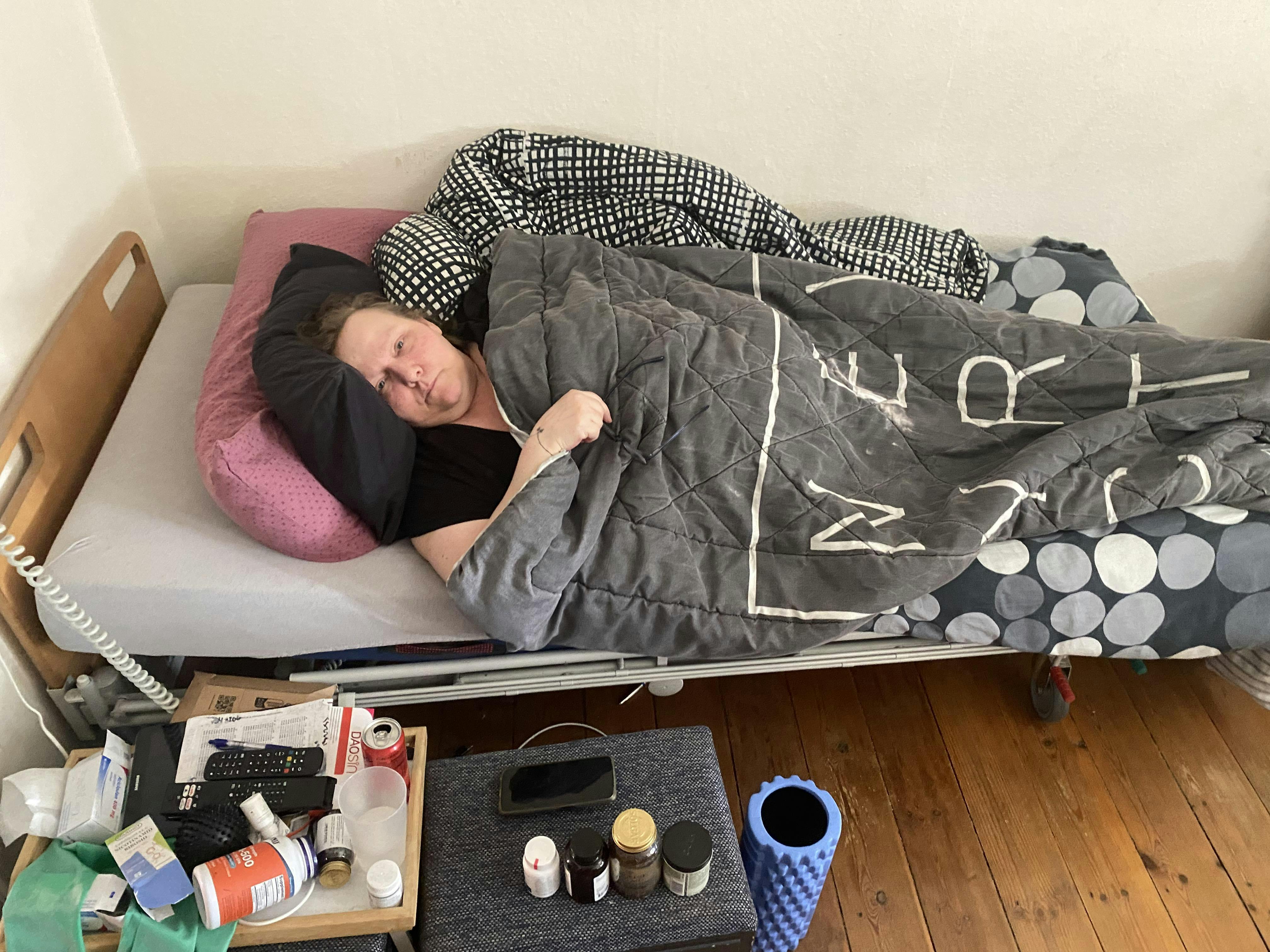51-årige Birgitte Langvad Hansen er ramt af ME. Hun har i knap seks år været sengeliggende mere eller mindre hele dagen.