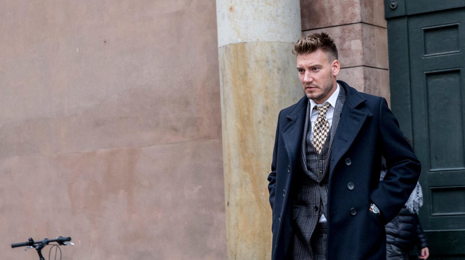 Nicklas Bendtner er flere gange blevet taget i at køre uden gyldigt kørekort, og derfor fik han sidenhen konfiskeret sin dyre Porsche. 