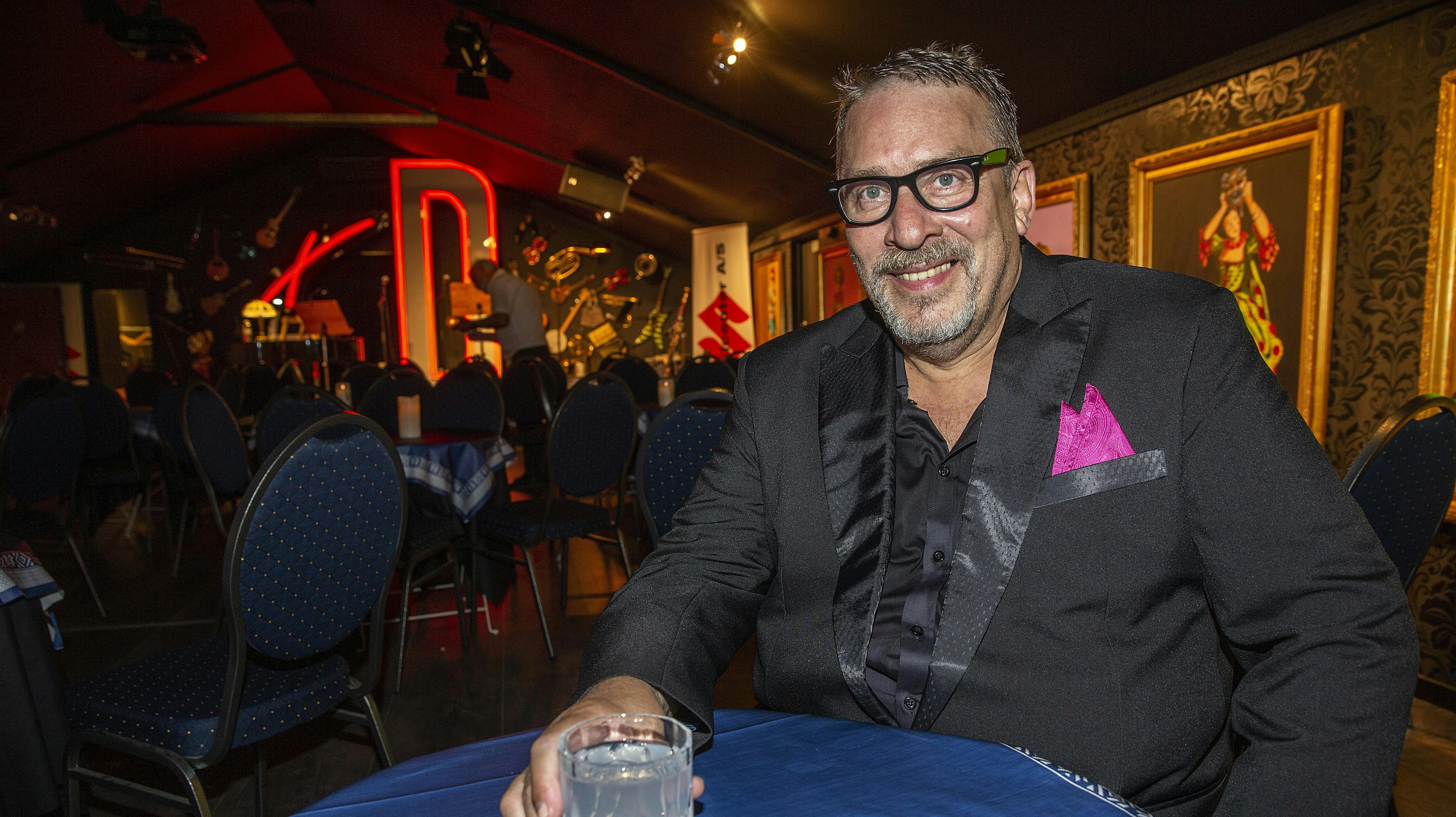 Linie 3-stjernen Thomas Eje er med på revyholdet i Glassalen i 2024!