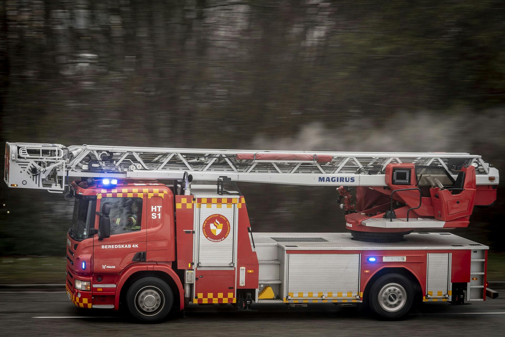 En brandslukning er lige nu i gang ved et hus i Vejle, hvor man frygter, at en person er brændt inde.