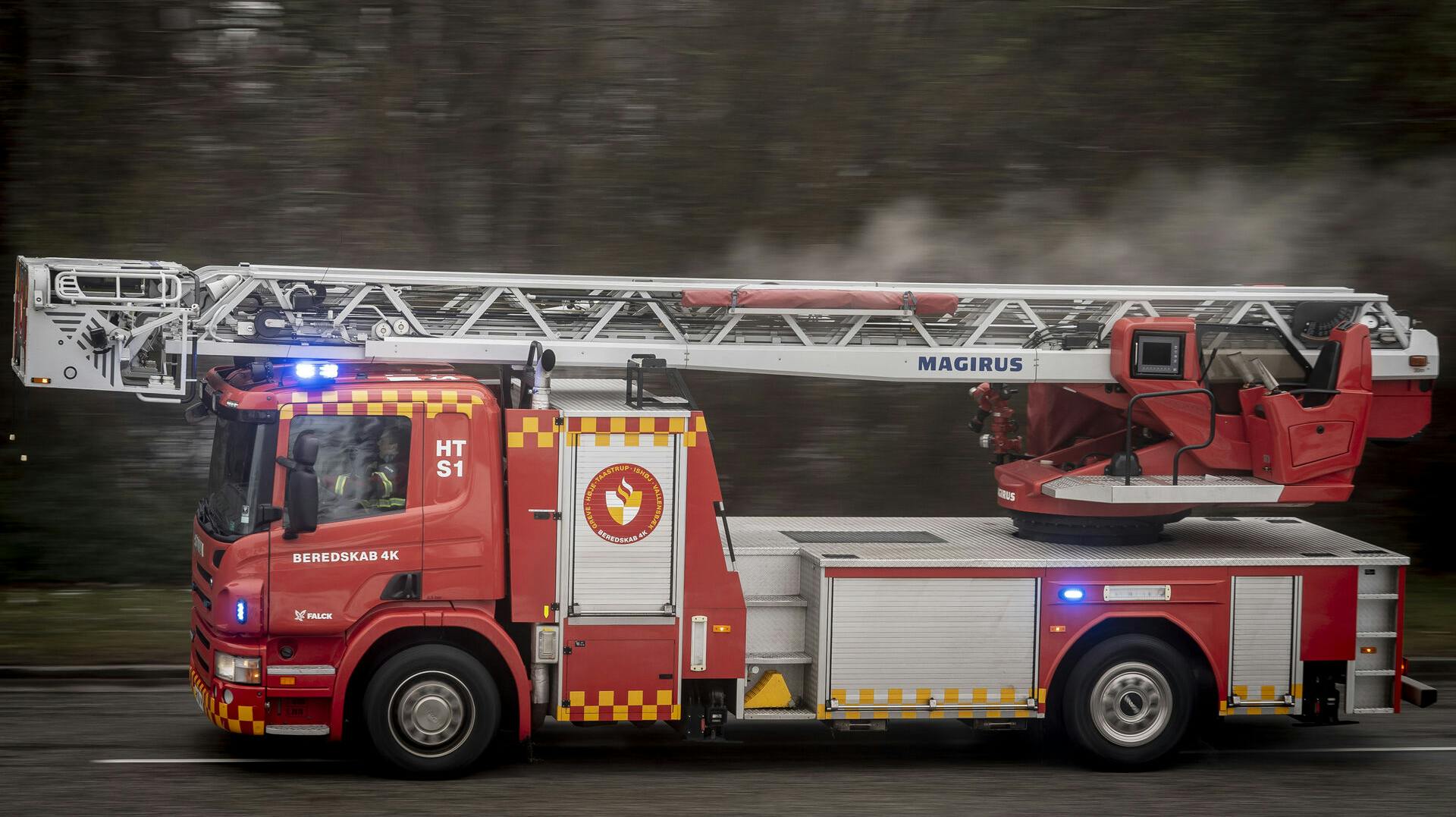 En brandslukning er lige nu i gang ved et hus i Vejle, hvor man frygter, at en person er brændt inde.