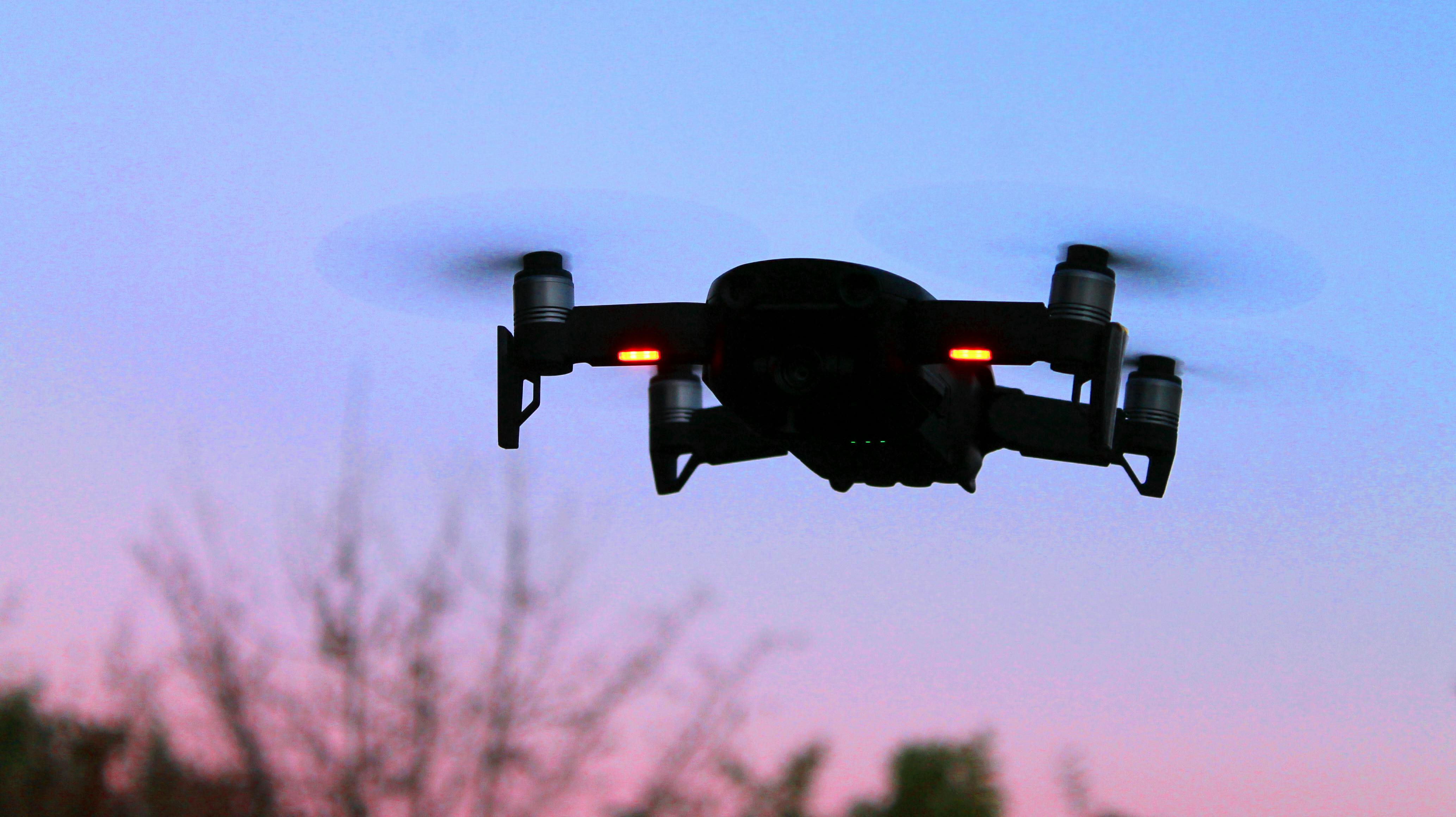 Nye regler for droneflyvning på vej