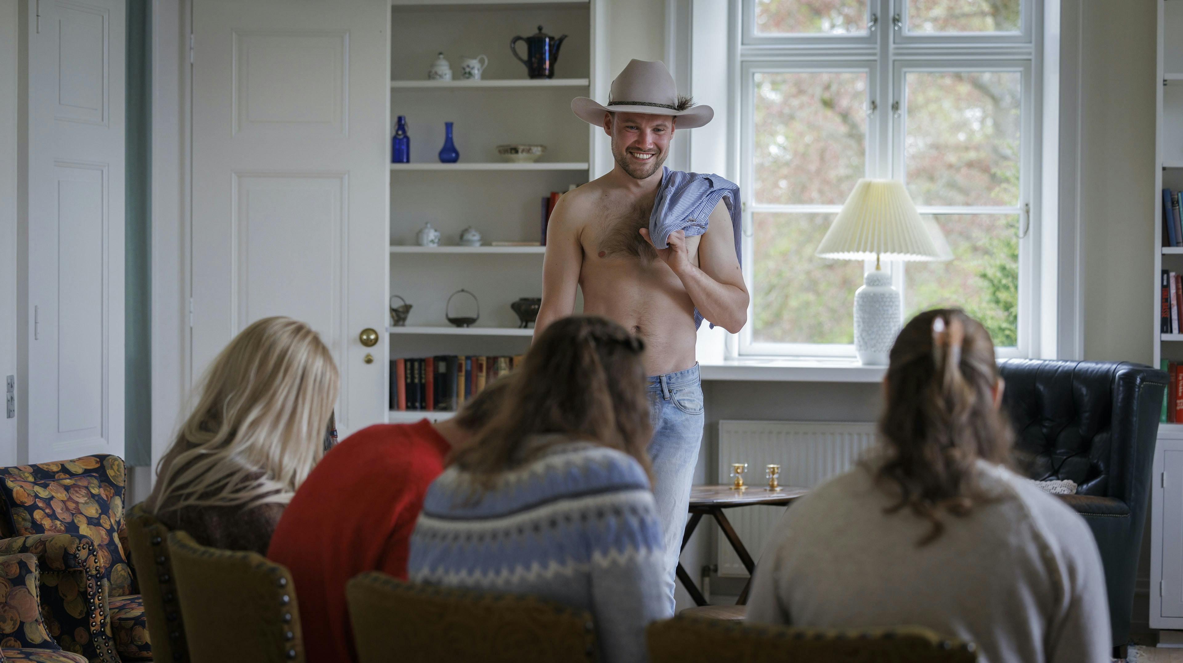 Gustav overrasker pigerne, der ikke aner, hvad der venter dem.