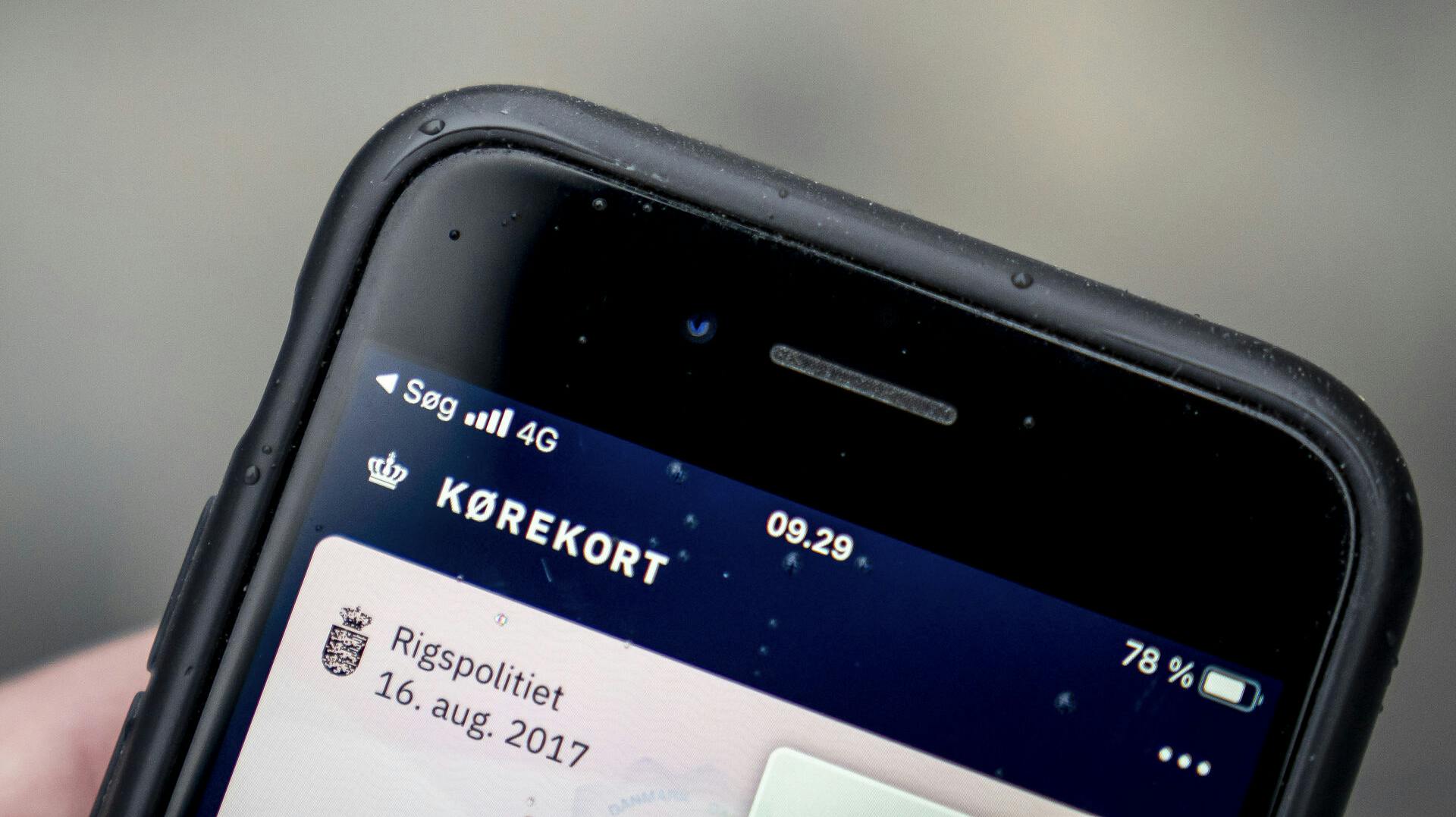 Ifølge Krone Zeitung bliver der lige nu drøftet flere nye mulige lovforslag i Europa-Parlamentet. På listen er både forbud mod natkørsel og en fartgrænse for personer under 21 år.