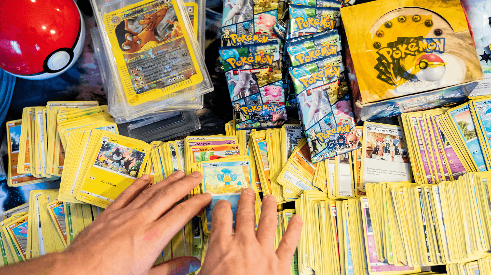 Pokémon-kort er i høj kurs hos børn, men hos en boghandler i Hornslet tog det ovehånd.  