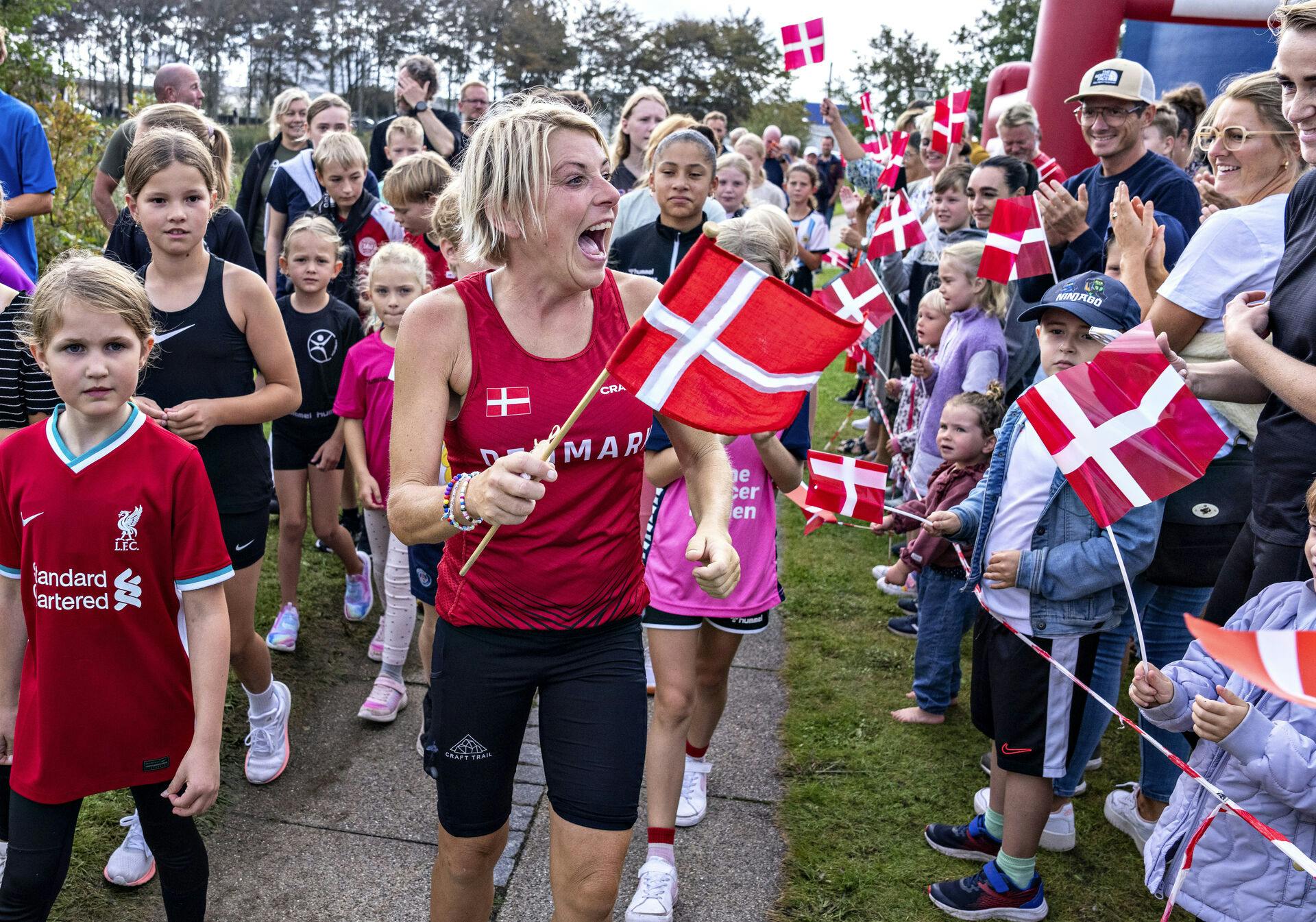 Hundredevis af mennesker fejrede Stines vilde verdensrekord, da hun løb 506 kilometer på 72 timer om Søparken i Aabybro.