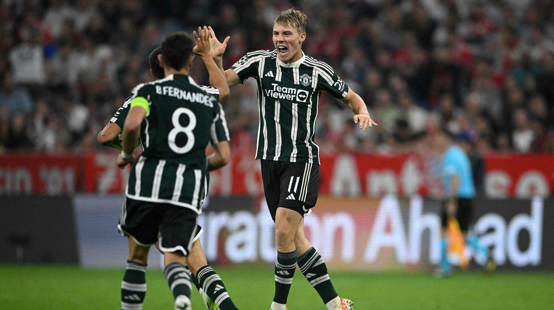 Rasmus Højlund jubler efter sin første scoring for Manchester United.