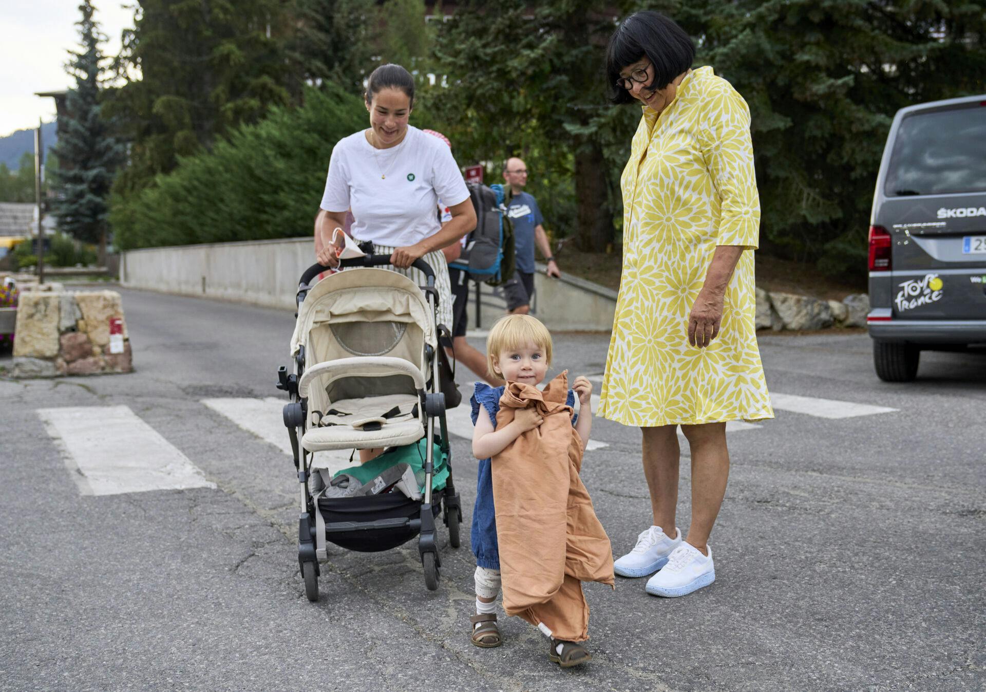 Vingegaards kæreste Trine Marie Hansen, datteren Frida og svigermor Rosa Kildahl på vej ud for at fejre etapesejren. Jonas Vingegaard Rasmussen Team Jumbo-Visma vinder dagens etape. 11. etape af Tour de France 2022 er en 151, 7 km lang bjergetape med 4036 højdemeter, som køres den 13. juli 2022 med start i Albertville og mål på Col du Granon. Rytterne skal op over tre stigninger, inden der er mål på Col du Granon, som er udenfor kategori. Onsdag 13. juli 2022.