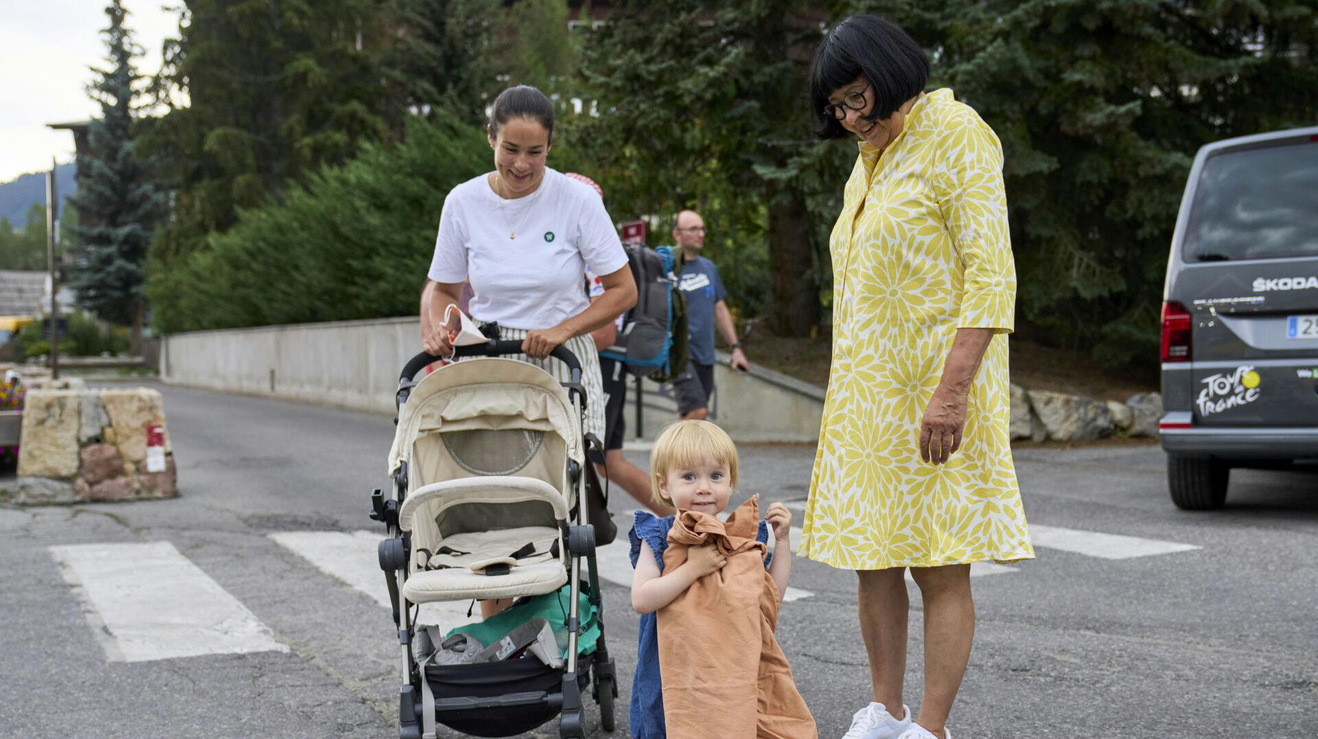 Rosa Kildahl (th.) flytter ikke med Trine, Frida og Jonas Vingegaard til udlandet.