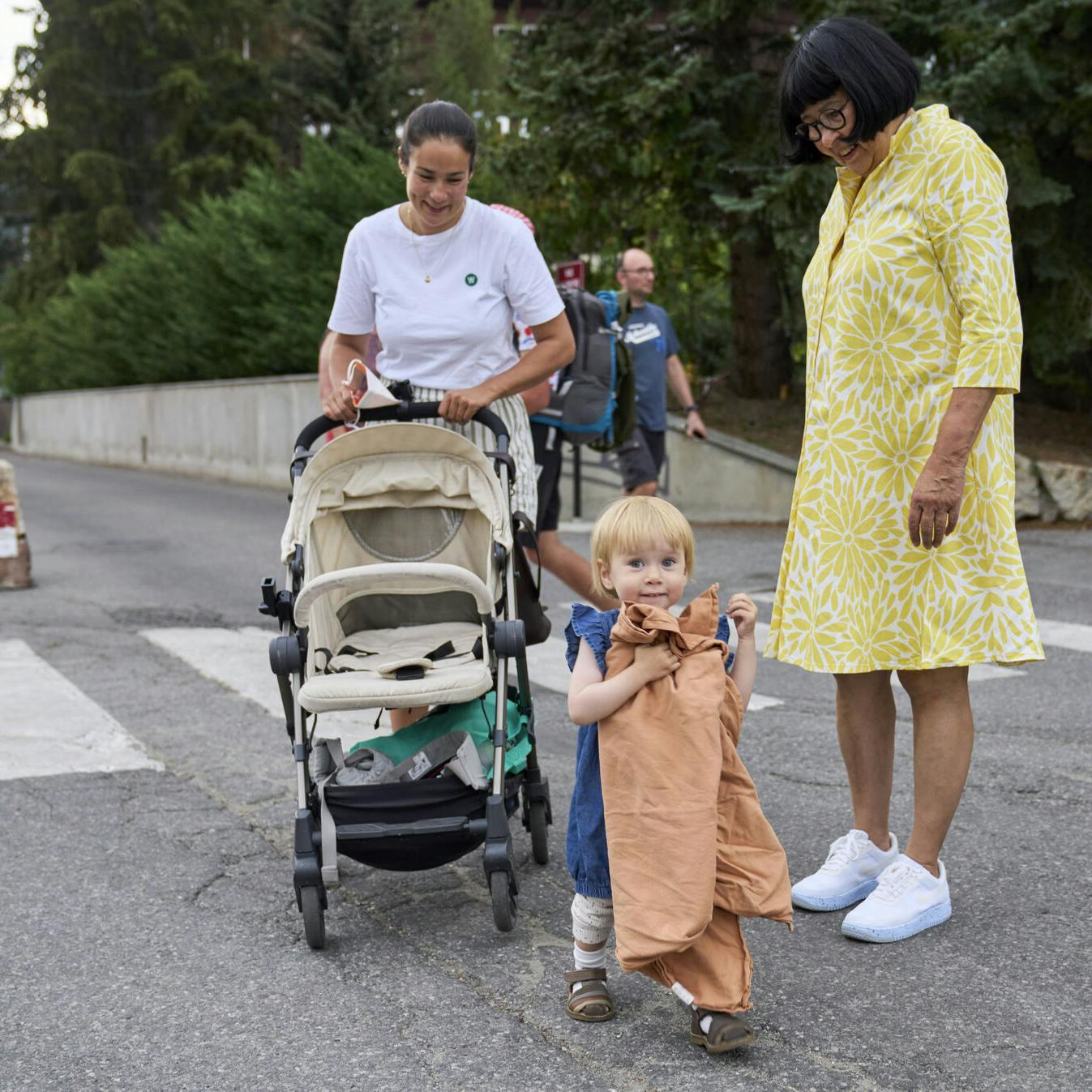 Vingegaards kæreste Trine Marie Hansen, datteren Frida og svigermor Rosa Kildahl på vej ud for at fejre etapesejren. Jonas Vingegaard Rasmussen Team Jumbo-Visma vinder dagens etape. 11. etape af Tour de France 2022 er en 151, 7 km lang bjergetape med 4036 højdemeter, som køres den 13. juli 2022 med start i Albertville og mål på Col du Granon. Rytterne skal op over tre stigninger, inden der er mål på Col du Granon, som er udenfor kategori. Onsdag 13. juli 2022.