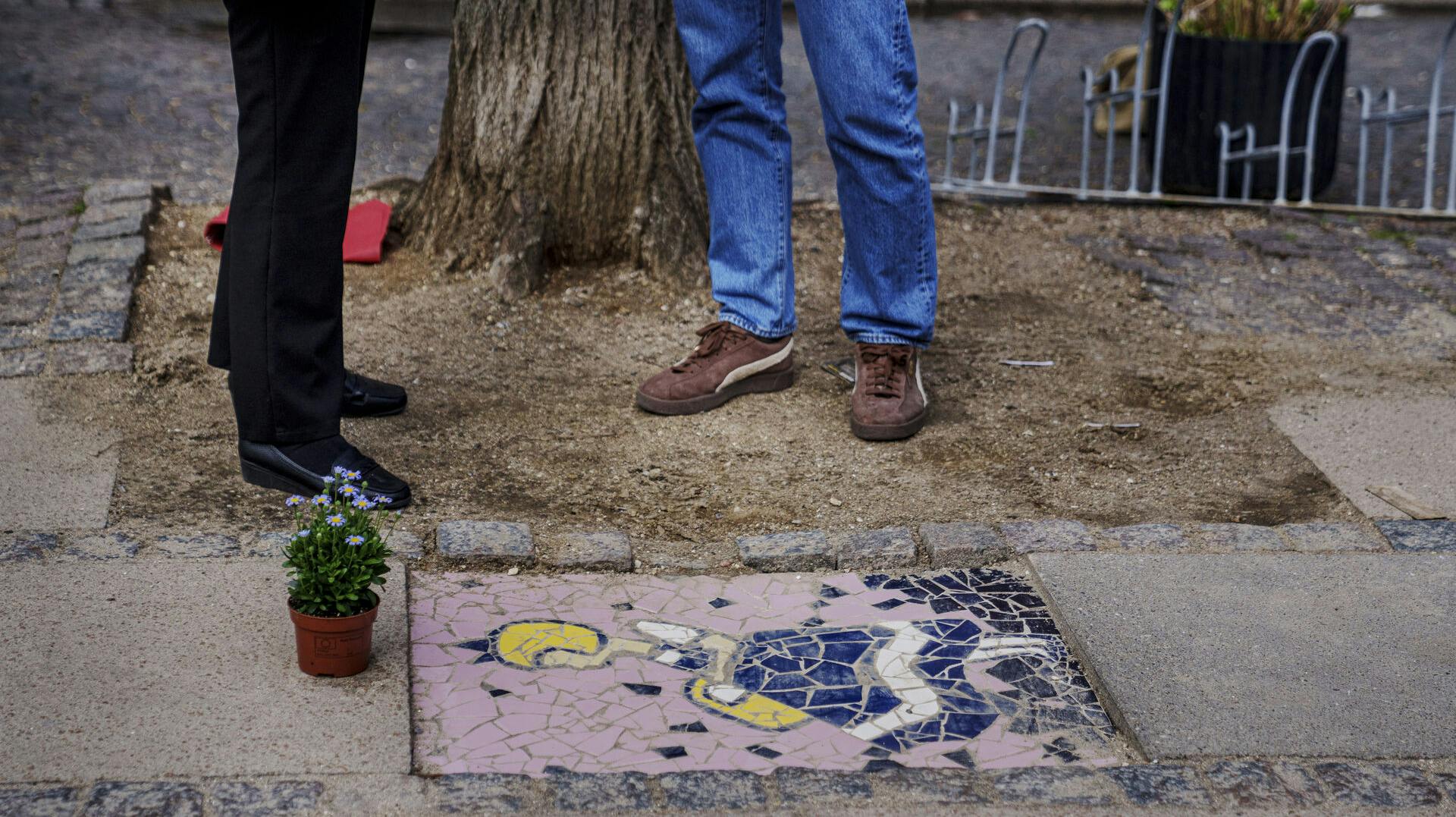 Irmaflisen blev kategoriseret som "hærværk", men heldigvis den mere pæne af slagsen. Derfor ville Frederiksberg Kommune også beholde flisen, og nu har den fået sin placering.
