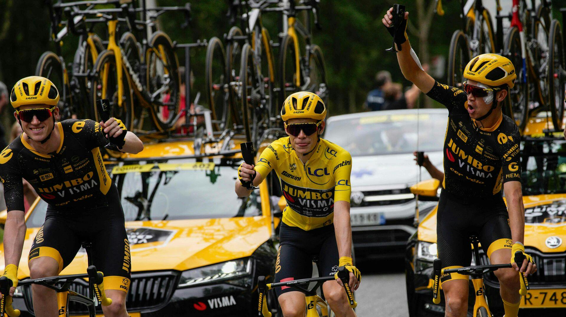 Nathan Van Hooydonck (tv.) var med til at hjælpe Jonas Vingegaard til Tour de France-sejren i sommer.
