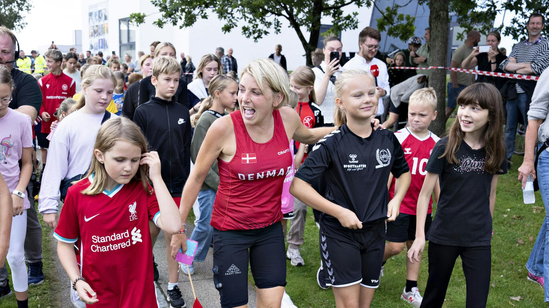 Stine Rex modtog massiv opbakning fra lokalsamfundet i Aabybro under rekordforsøget.