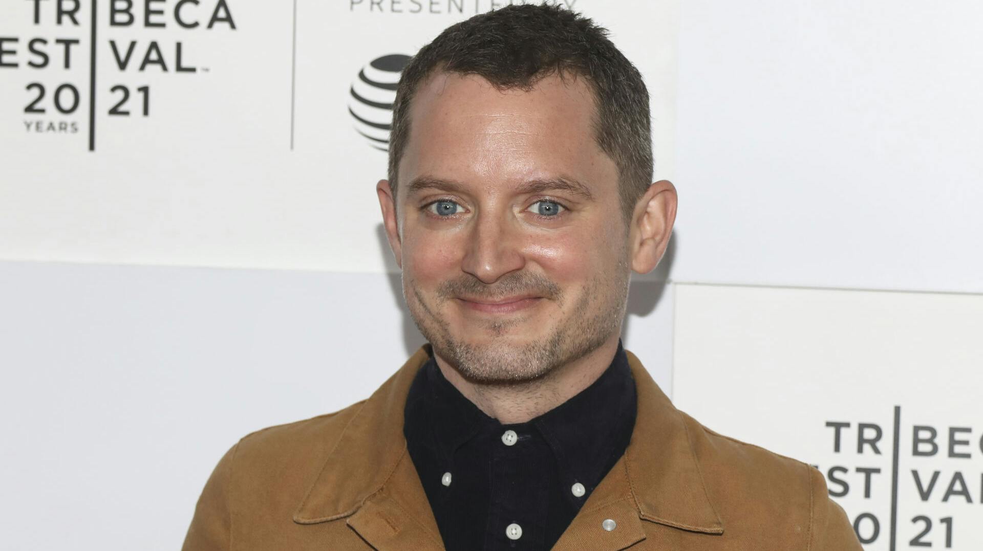 Elijah Wood, 42, spiller skurk i "The Toxic Avenger". Her ser karakteren dog ikke ud til at have glemt, at Elijah Wood mest af alt er kendt for hovedrollen i "Ringenes Herre".