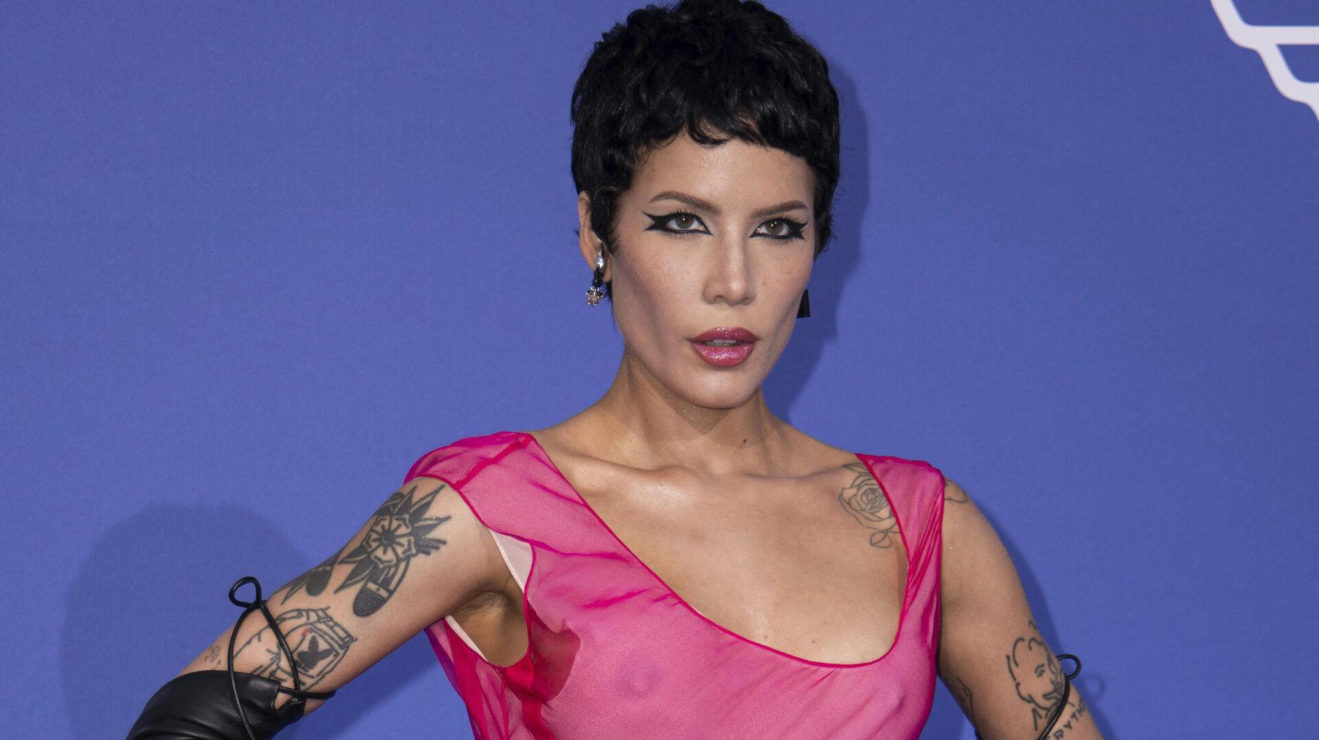 Halsey har igen fundet kærligheden efter hun gik fra Alev Aydin. For nu kysser hun på skuespilleren Avan Jogia i offentligheden.