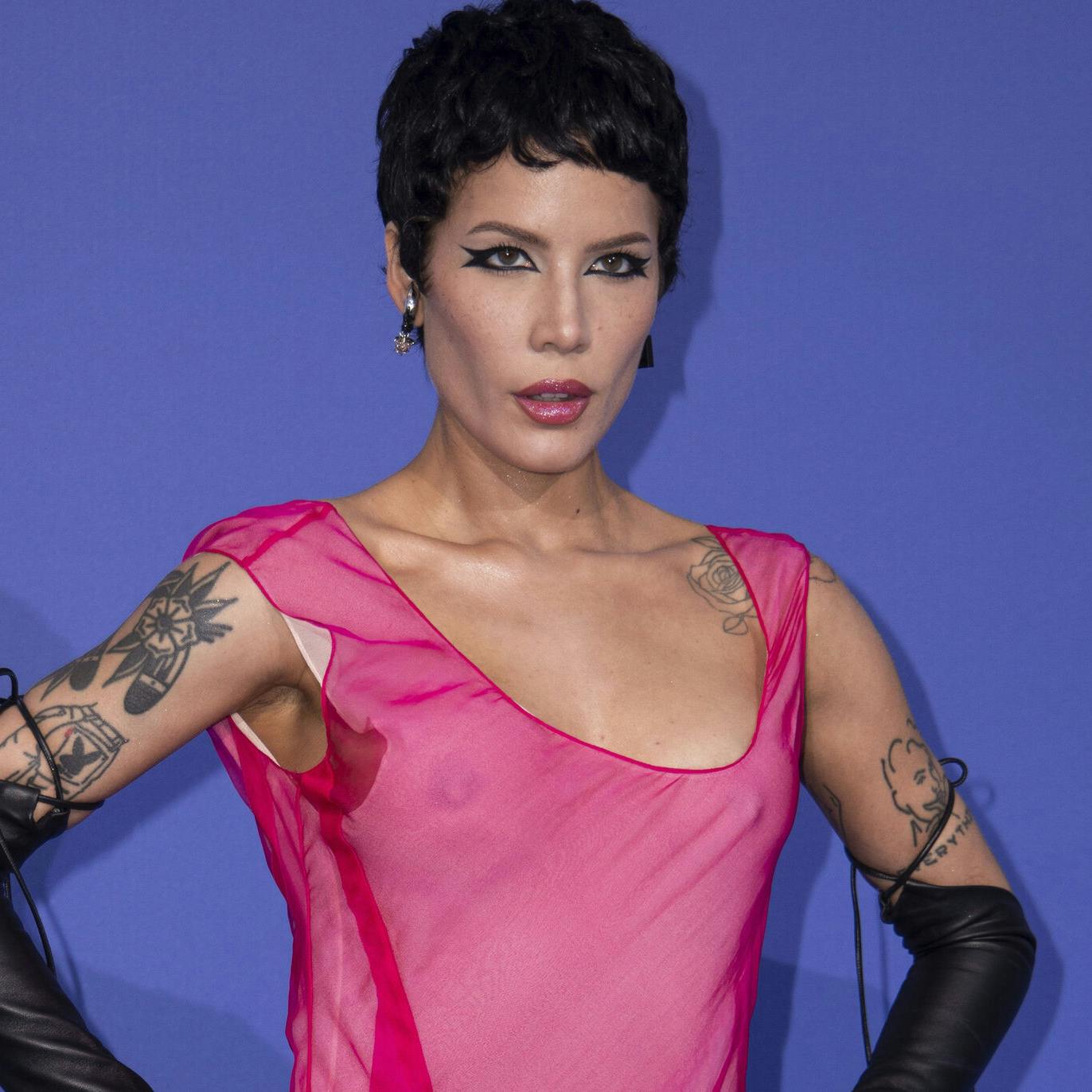 Halsey har igen fundet kærligheden efter hun gik fra Alev Aydin. For nu kysser hun på skuespilleren Avan Jogia i offentligheden.