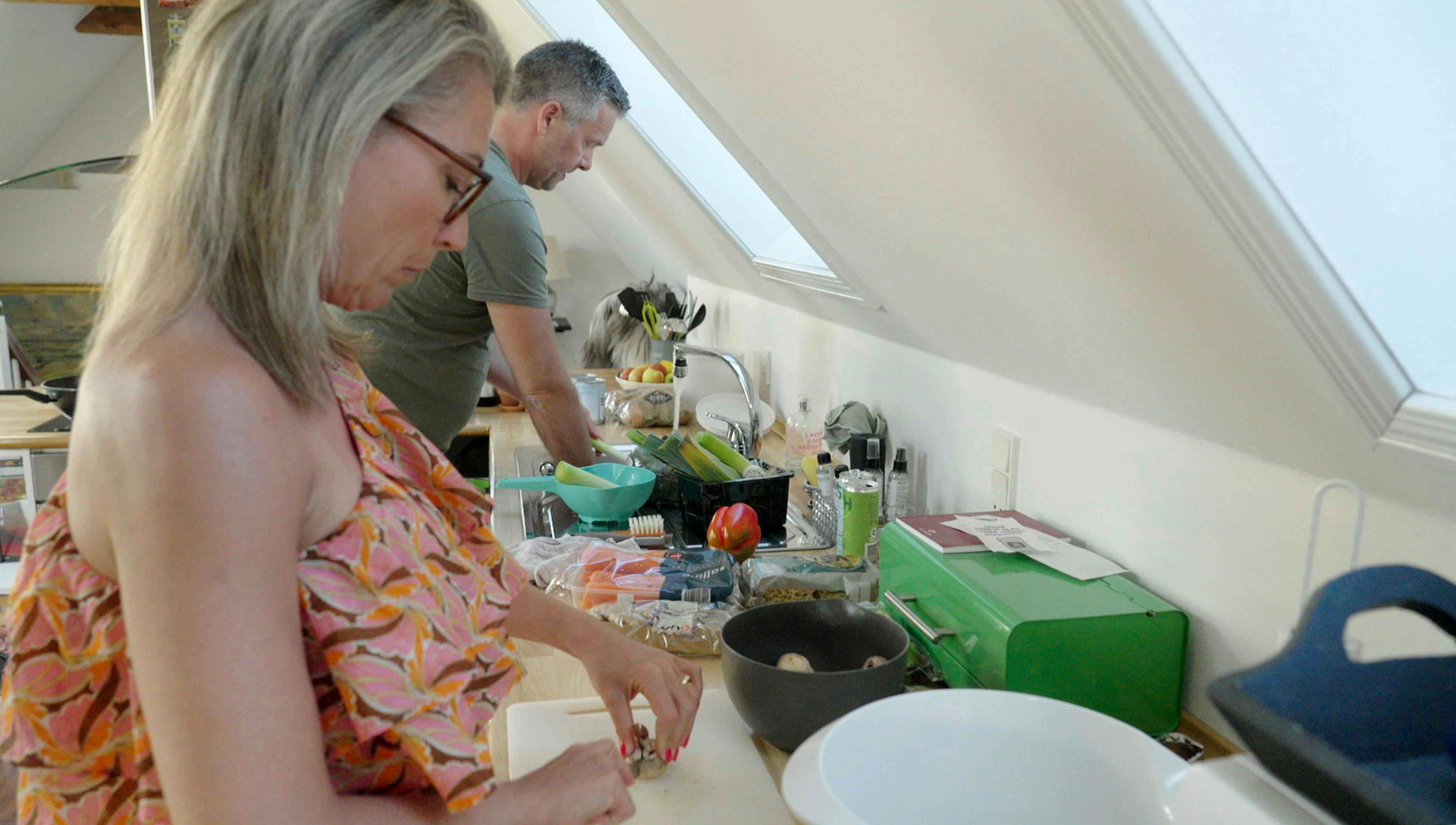 Stemningen er akavet mellem parret, da de efterfølgende skal lave mad.