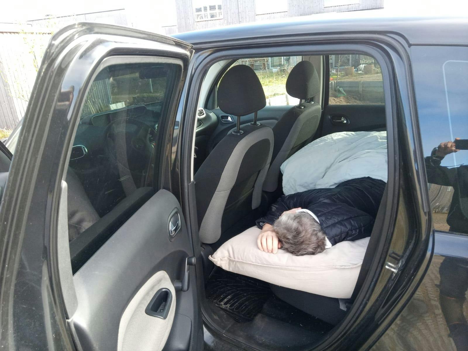 I dag kan Elise i de fleste tilfælde godt klare at sidde på forsædet af bilen. Tidligere foregik al biltransport liggende på bagsædet. Alt andet var for hårdt.