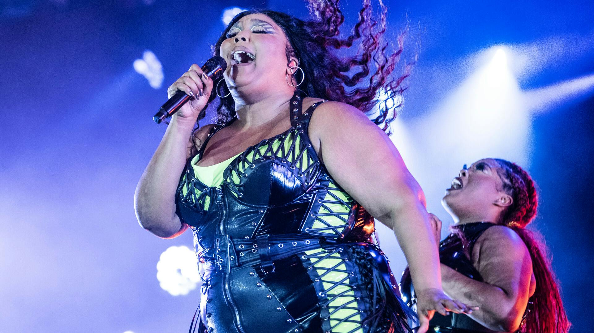 Den amerikanske popsanger Lizzo er endnu en gang blevet sagsøgt af en tidligere ansat, som hævder at være blevet udsat for mobning og seksuel og racistisk chikane.