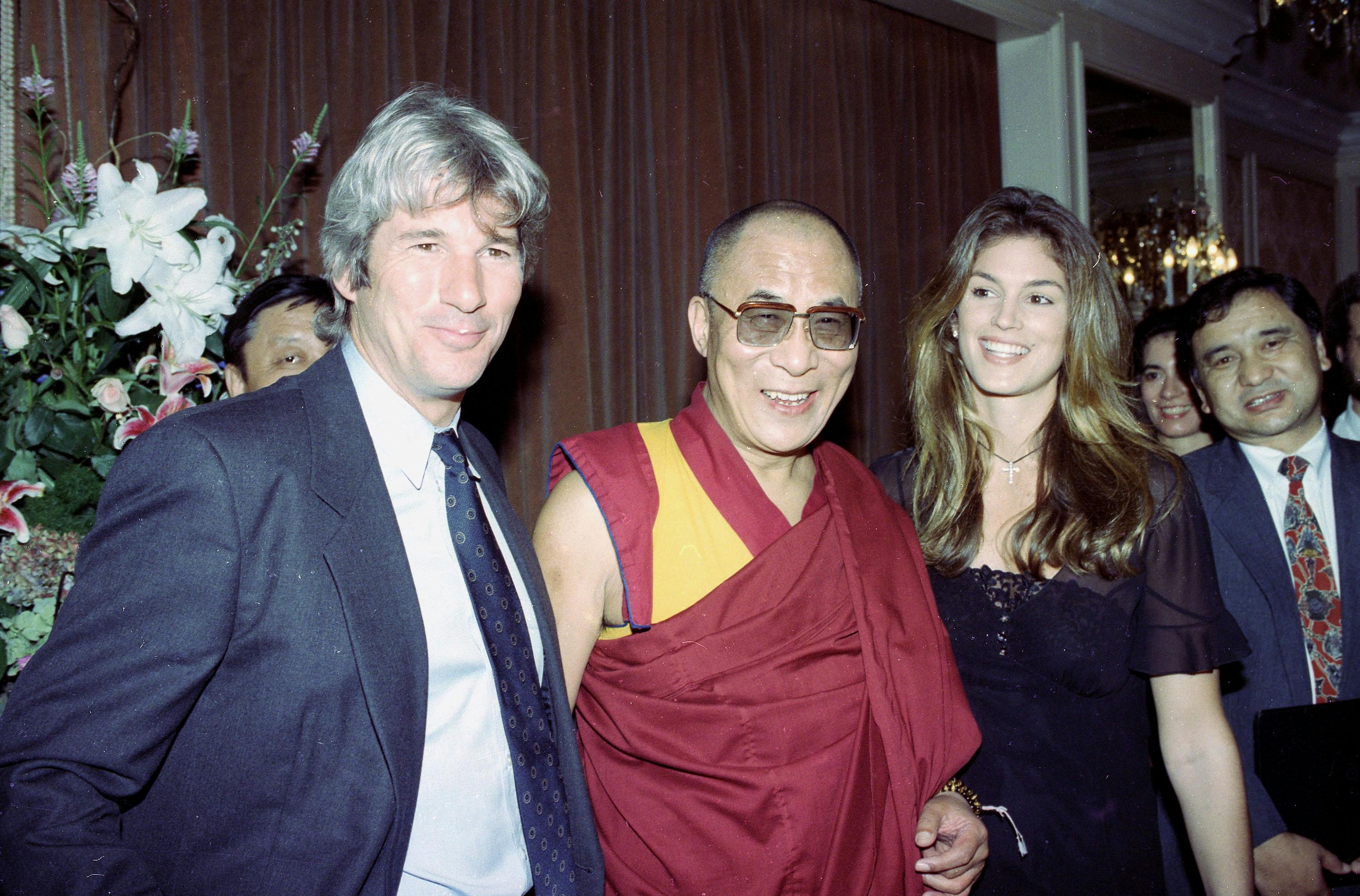 Her ses Richard Gere med Dalai Lama og Cindy Crawford i 1993.