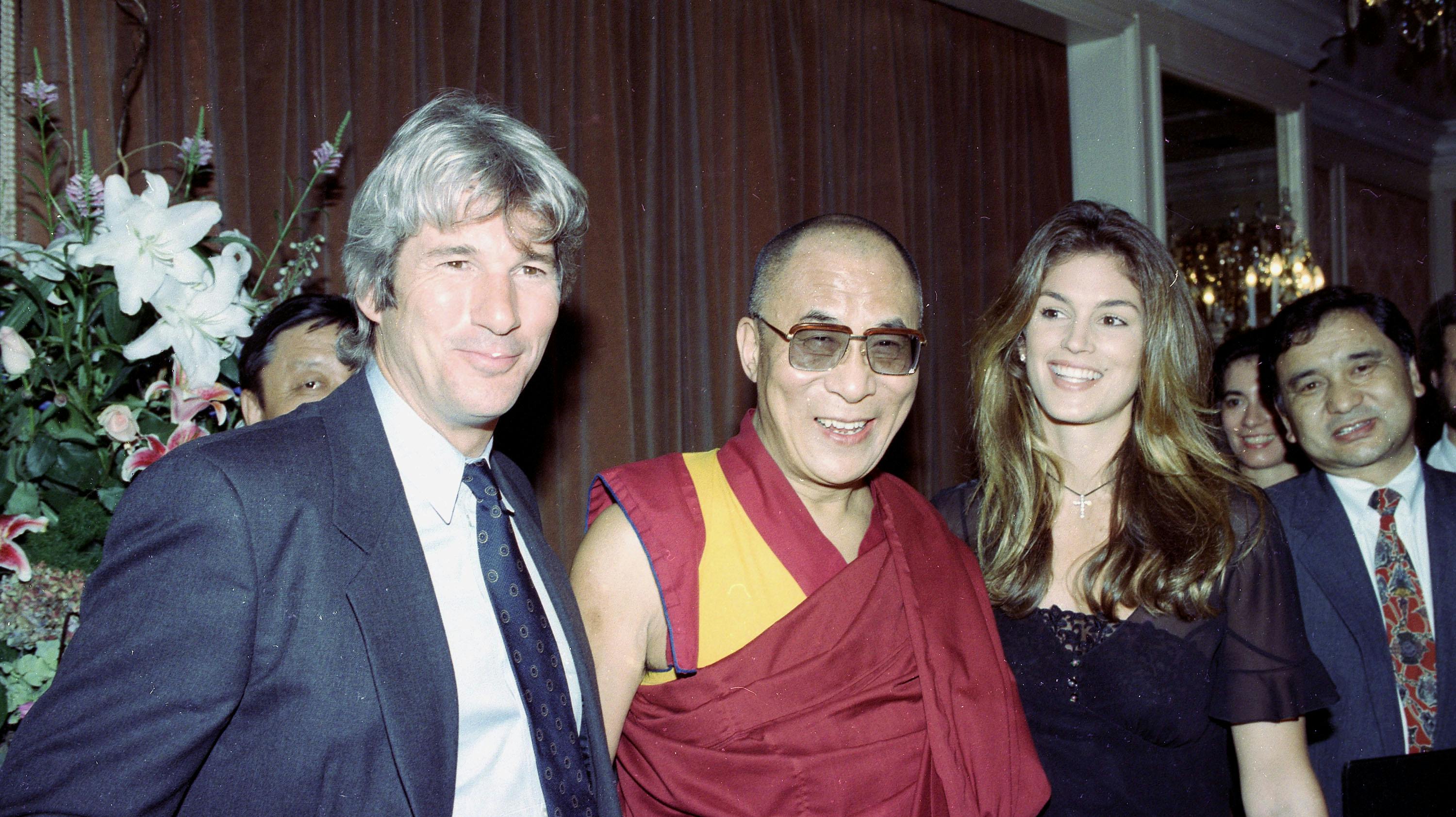 Her ses Richard Gere med Dalai Lama og Cindy Crawford i 1993.