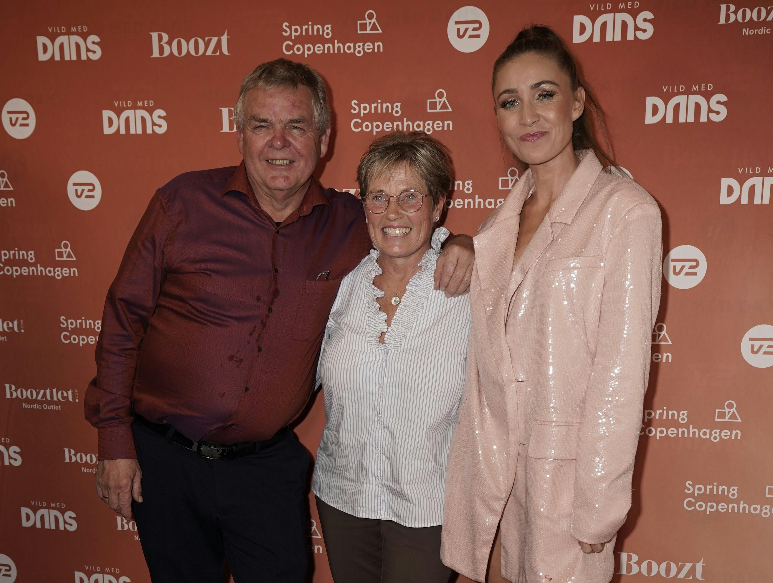 Kasper Fisker har til første dans inviteret Stephanie Fisker og mor Helle og far Karsten med.