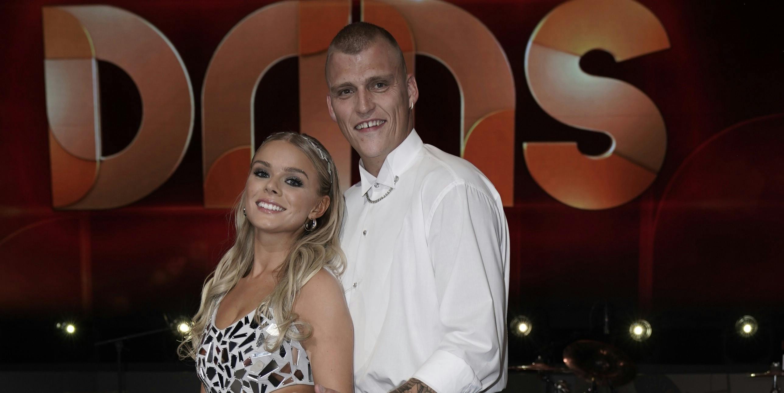 Den 27-årige skuespiller har haft problemer med ryggen inden premieren.