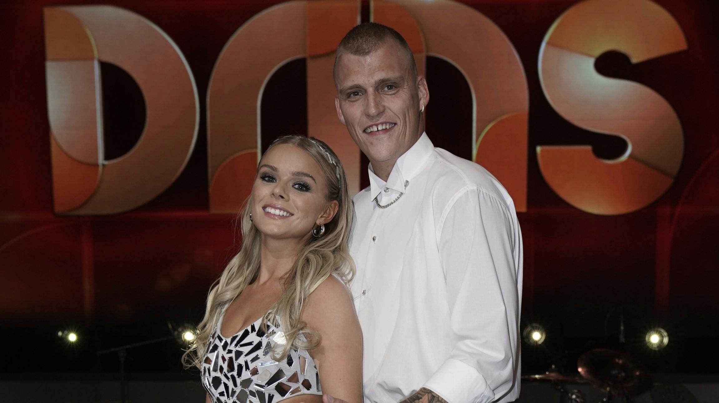 Den 27-årige skuespiller har haft problemer med ryggen inden premieren.