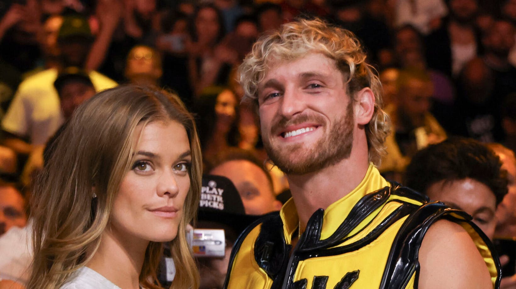 Danske Nina Agdal er forlovet med Logan Paul, der snart skal i bokseringen mod Dillon Danis. 