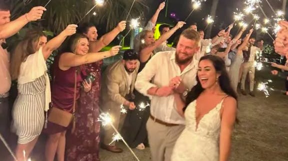 Det sidste billede af Samantha og Aric viser dem glade gå ned af sandstranden, hvor de blev gift. Kort tid efter kørte en spritbilist op i dem med høj fart. Samantha overlede ikke sammenstødet.