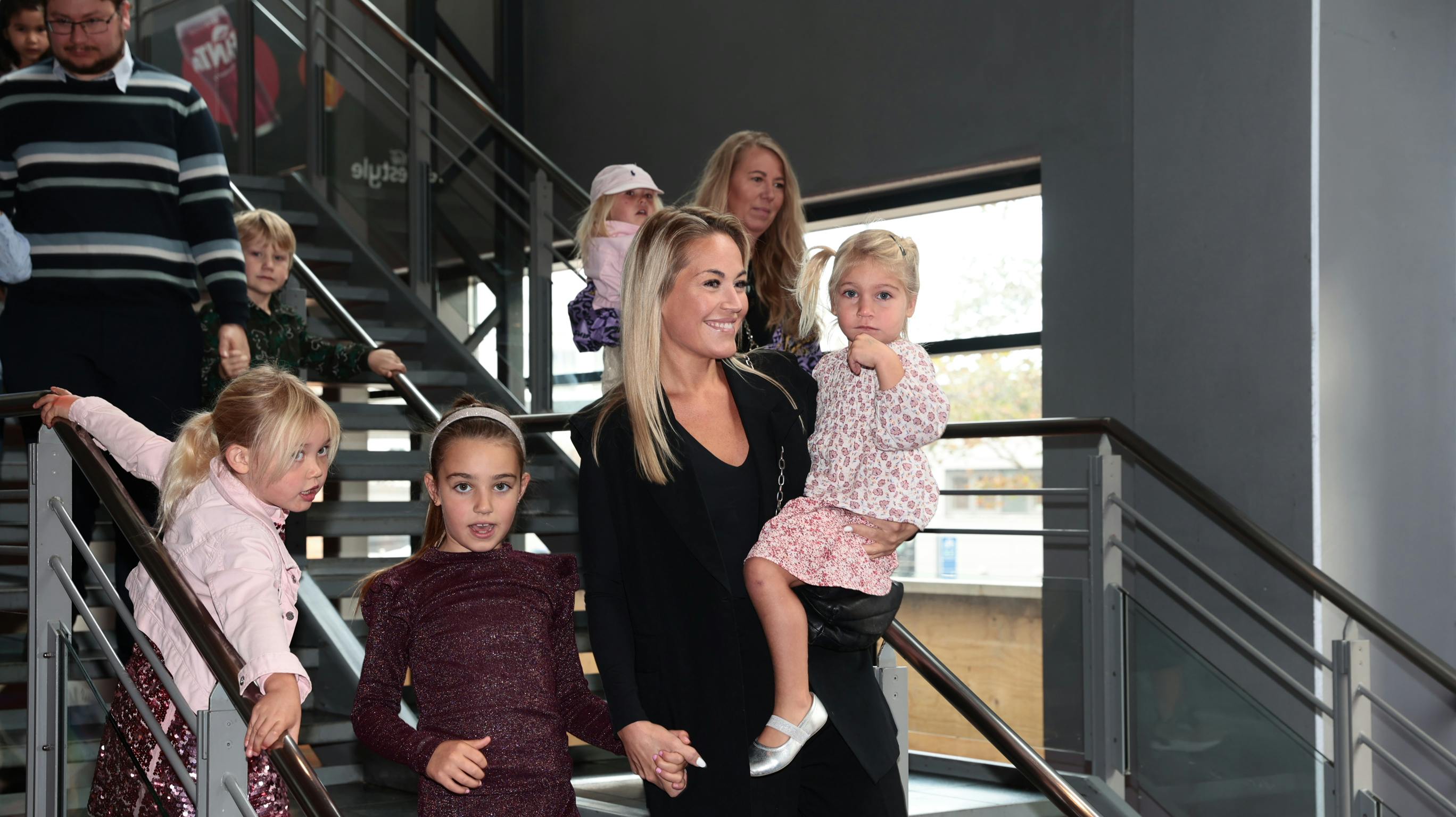 Det var en storsmilende Amalie Szigethy, der lørdag formiddag dukkede op til gallapremiere i CinemaxX på Fisketorvet i København. Med sig havde hun døtrene Josephine, syv, og Hannah på knap tre og nabopigerne Mille og Liv.